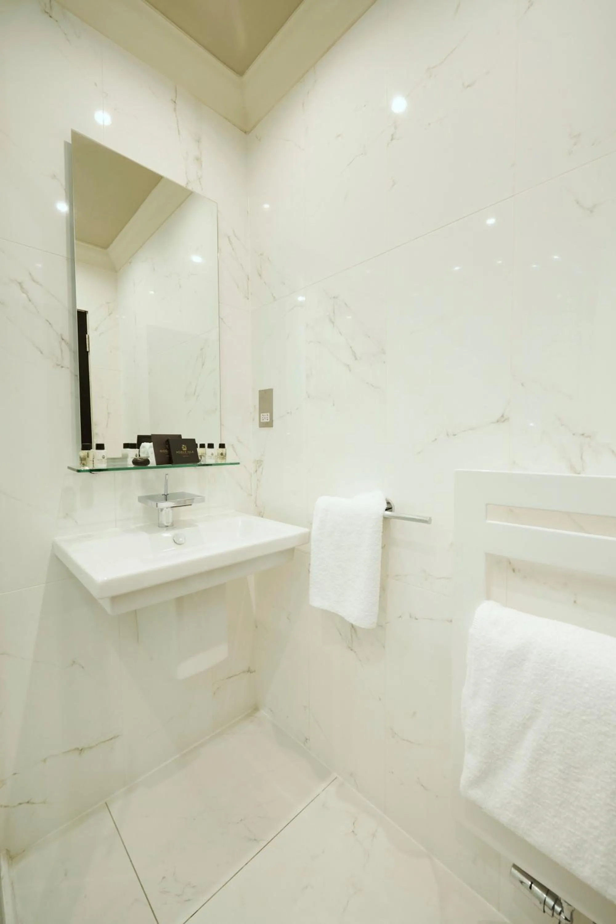 Bathroom in Cairn Lodge