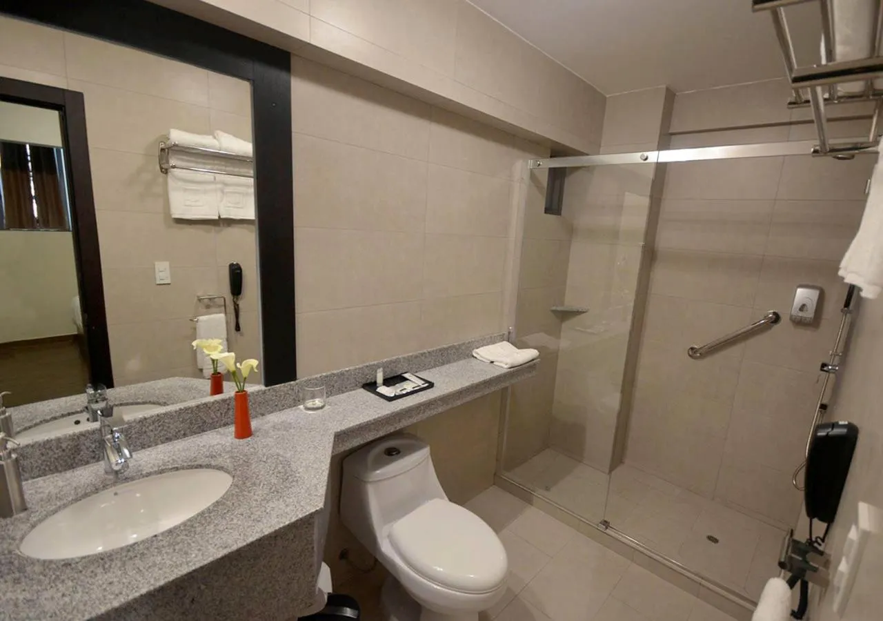 Shower in qp Hotels Trujillo