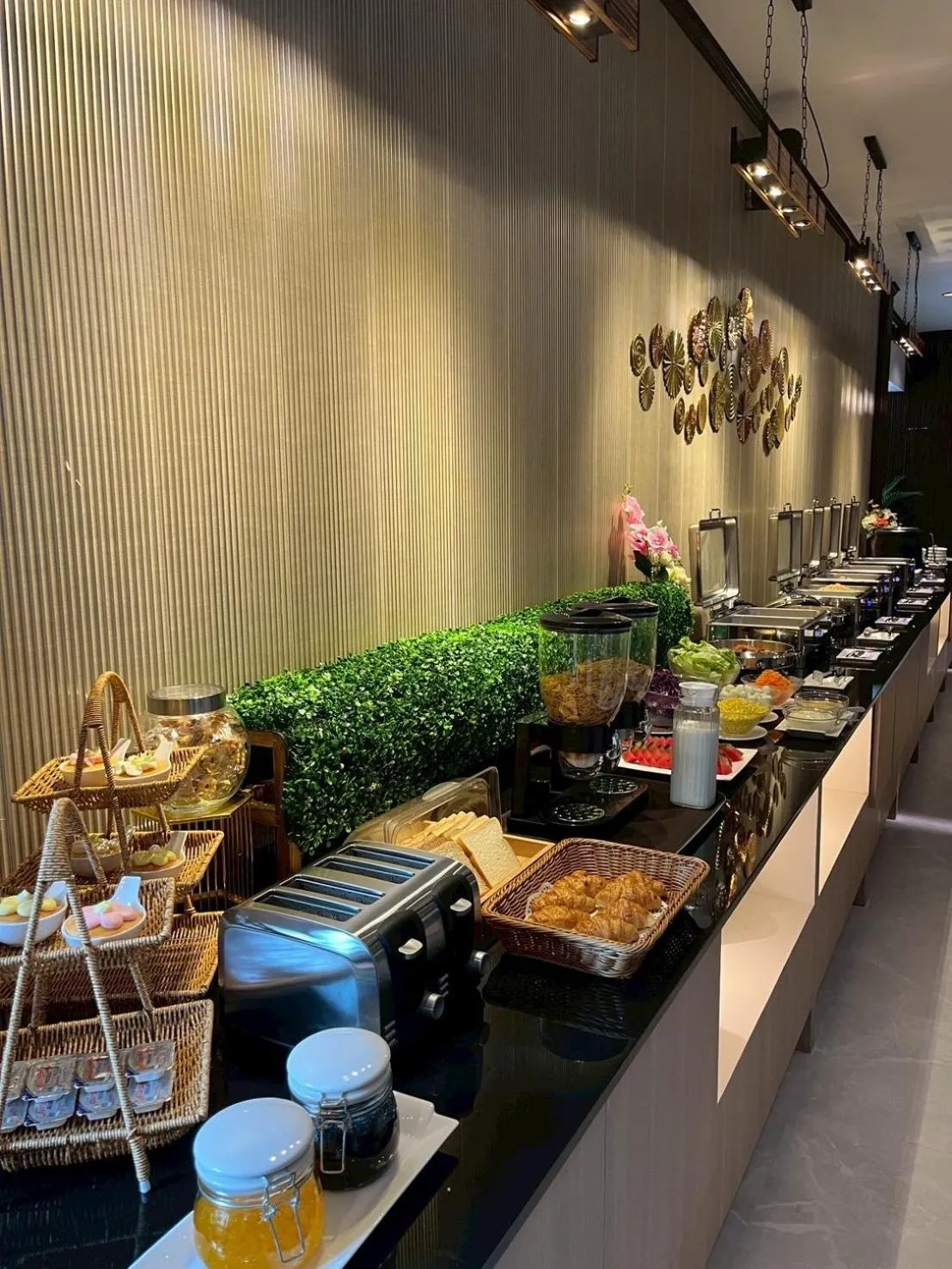 Restaurant/places to eat in The Room Boutique Hotel