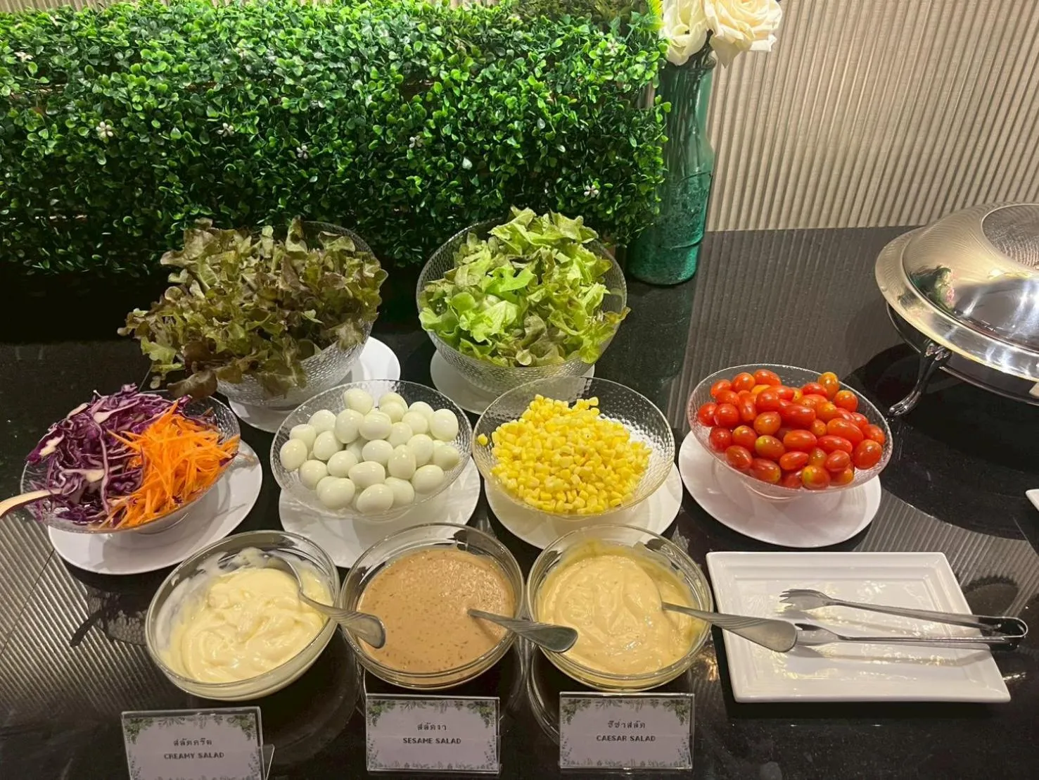 Restaurant/places to eat in The Room Boutique Hotel