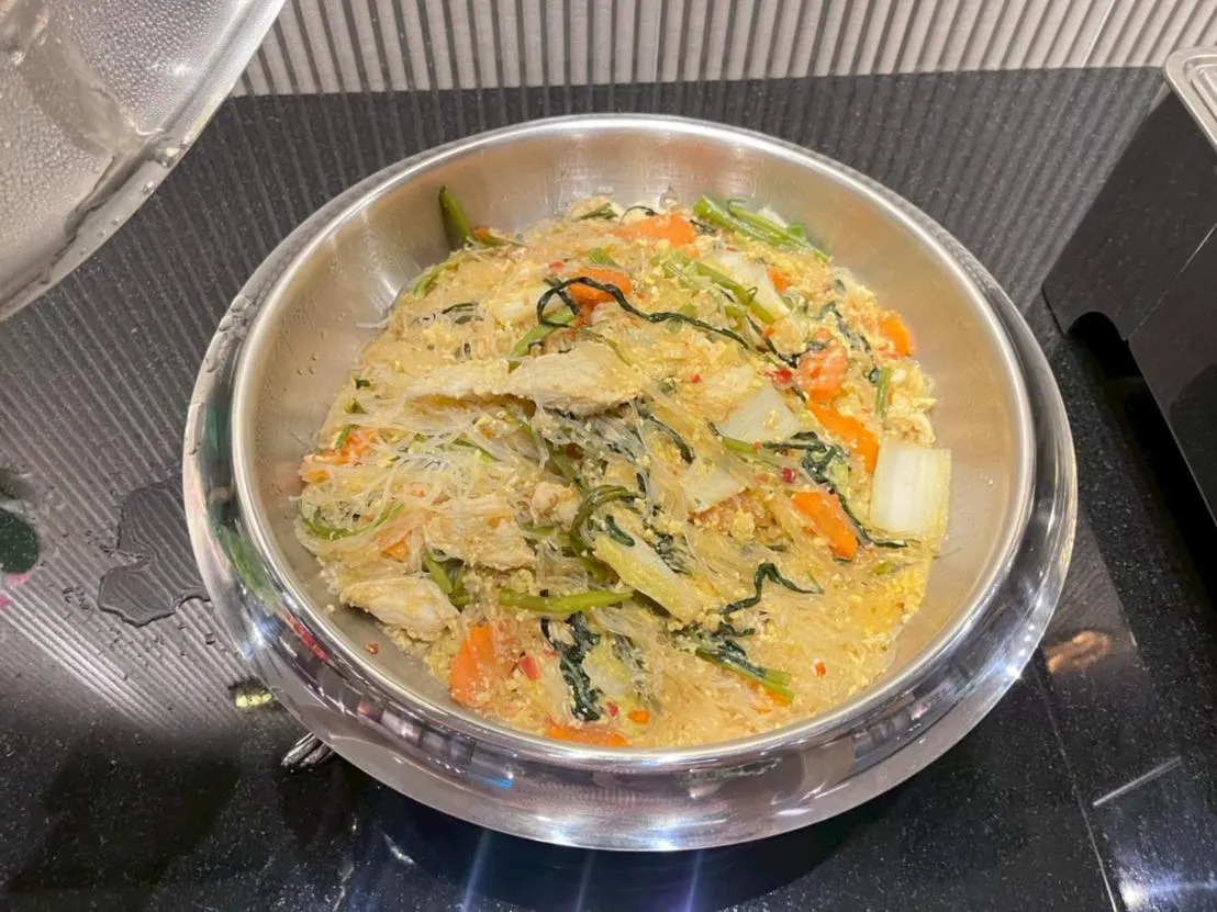 Restaurant/places to eat in The Room Boutique Hotel