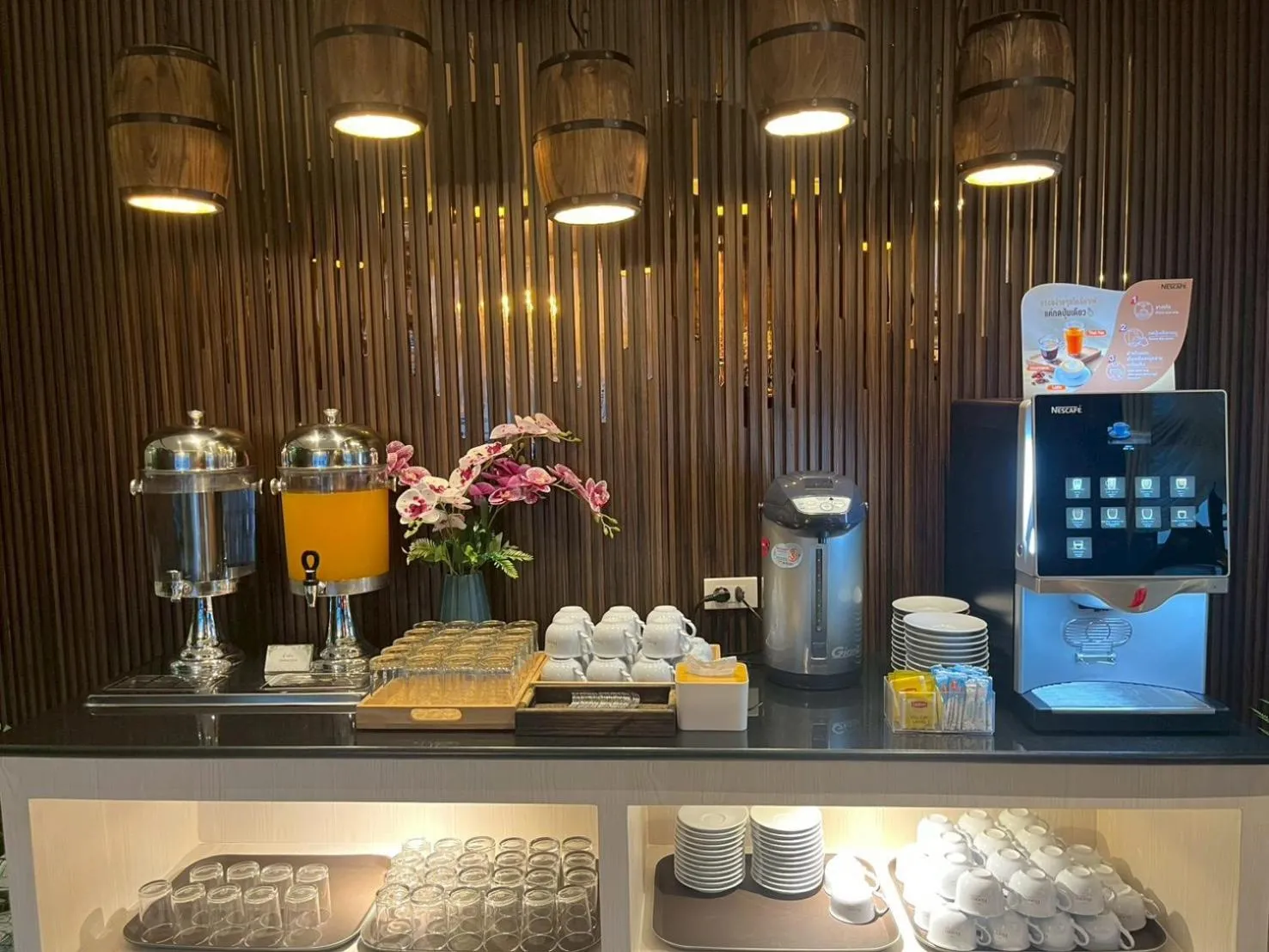 Restaurant/places to eat in The Room Boutique Hotel