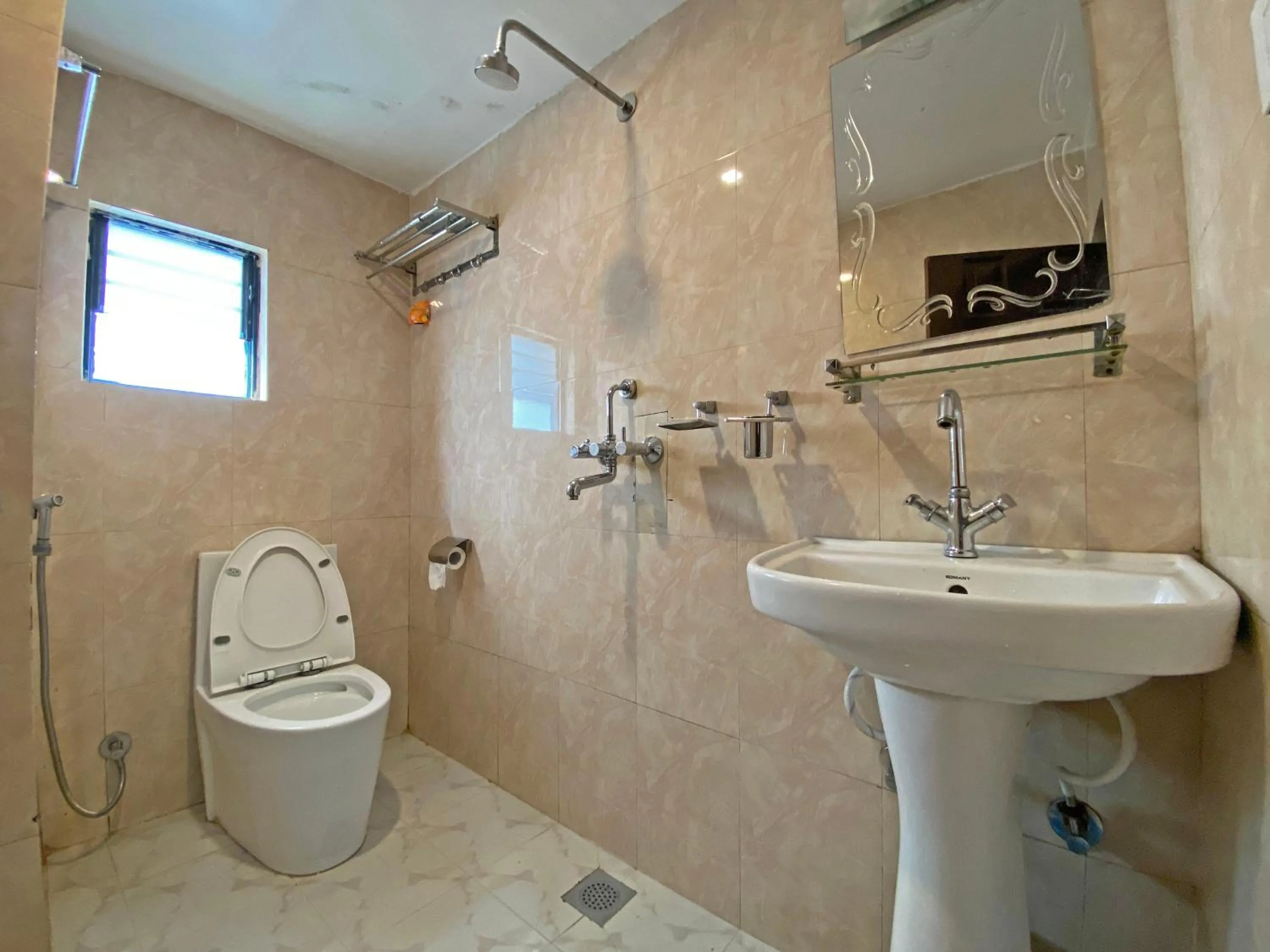Shower in Hotel Readers Inn Pvt.Ltd