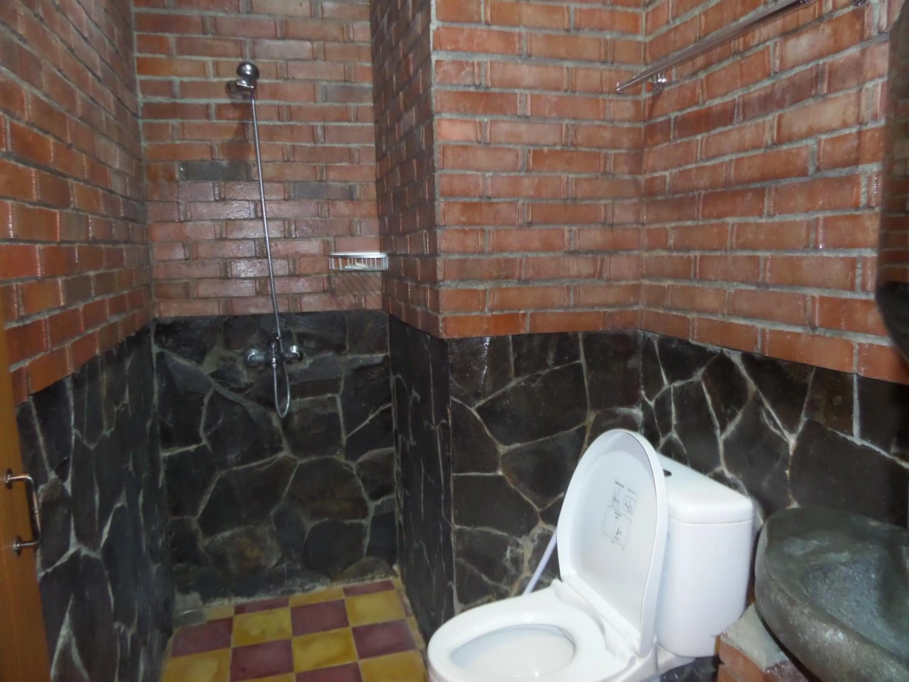 Shower in Jacatra Homestay