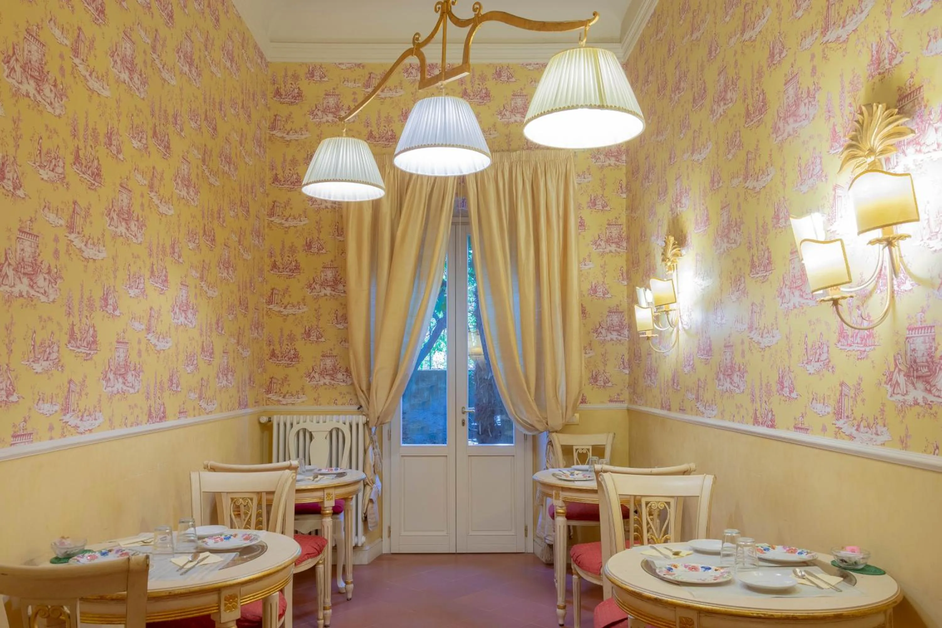 Restaurant/places to eat in Relais Tiffany