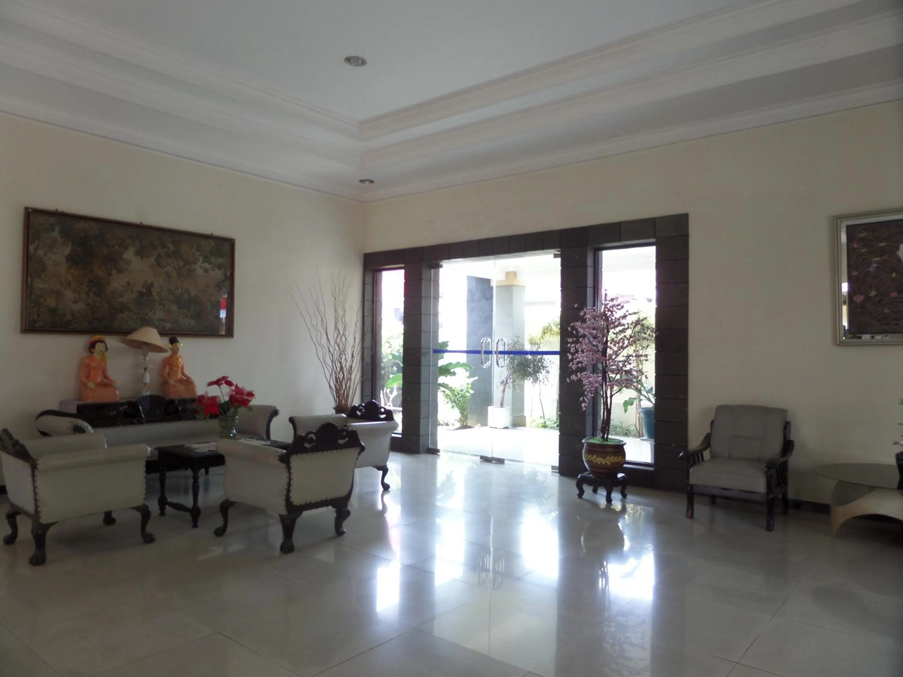 Communal lounge/ TV room in Armi Hotel Malang