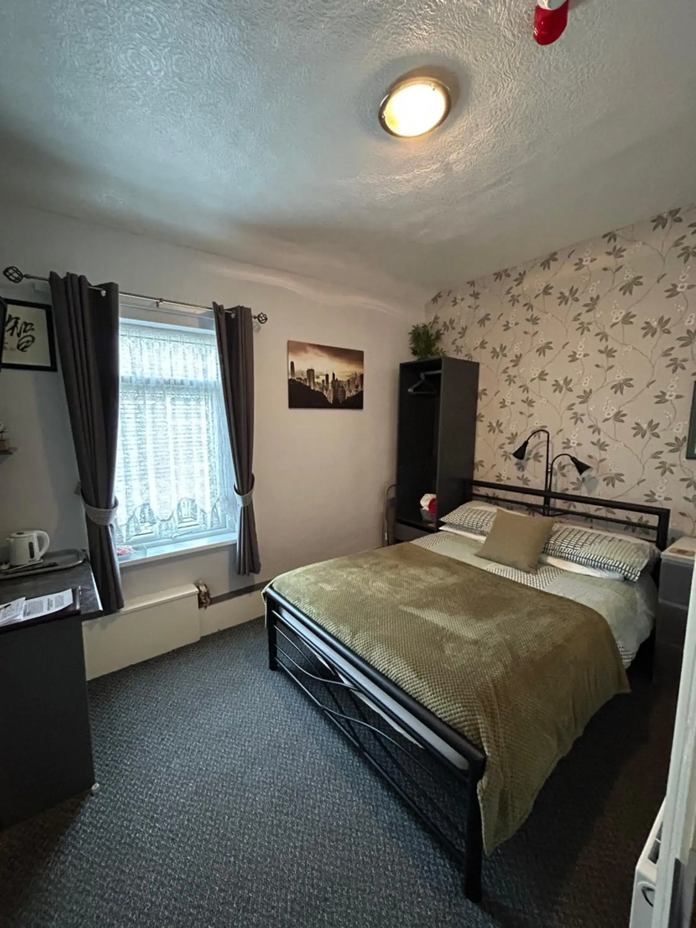 Standard Double Room in Hornby Villa B&B Couples & Families Only- Quiet Central Location- Near To Winter Gardens Standard Double Room in Hornby Villa B&B Couples & Families Only- Quiet Central Location- Near To Winter Gardens