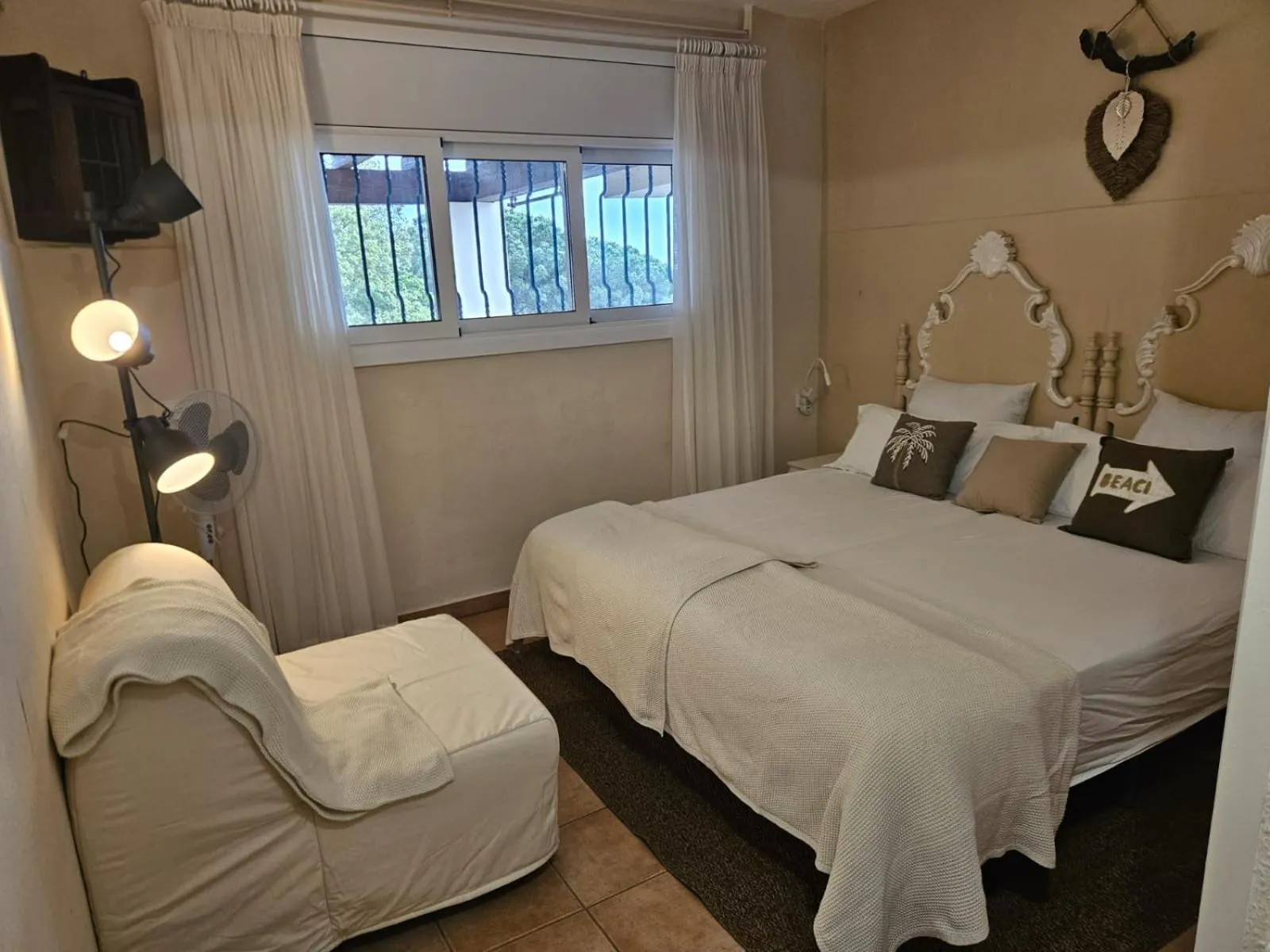 Property building, Bed in La Roqueta Hotel