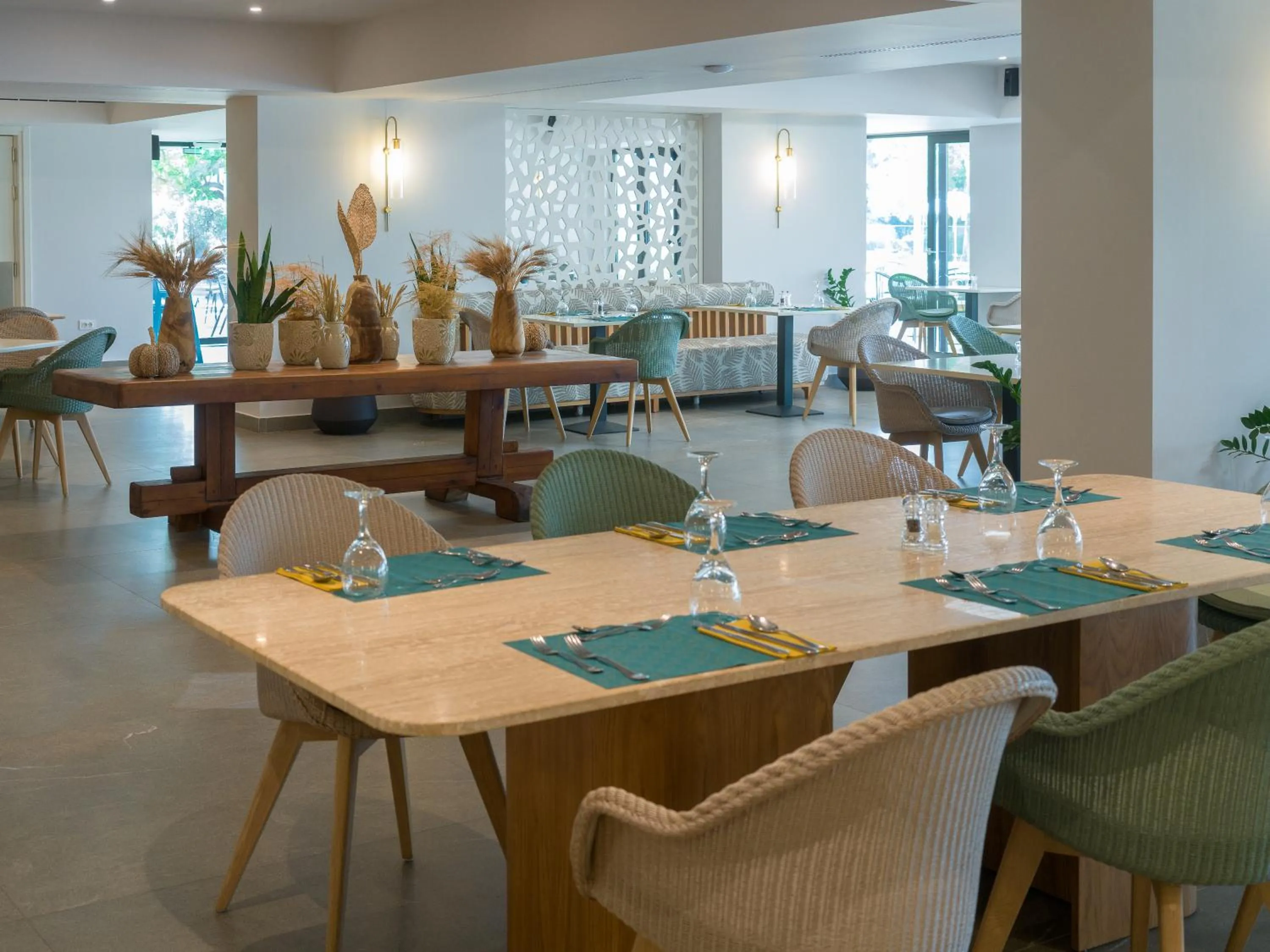 Restaurant/places to eat in Neptune Luxury Resort