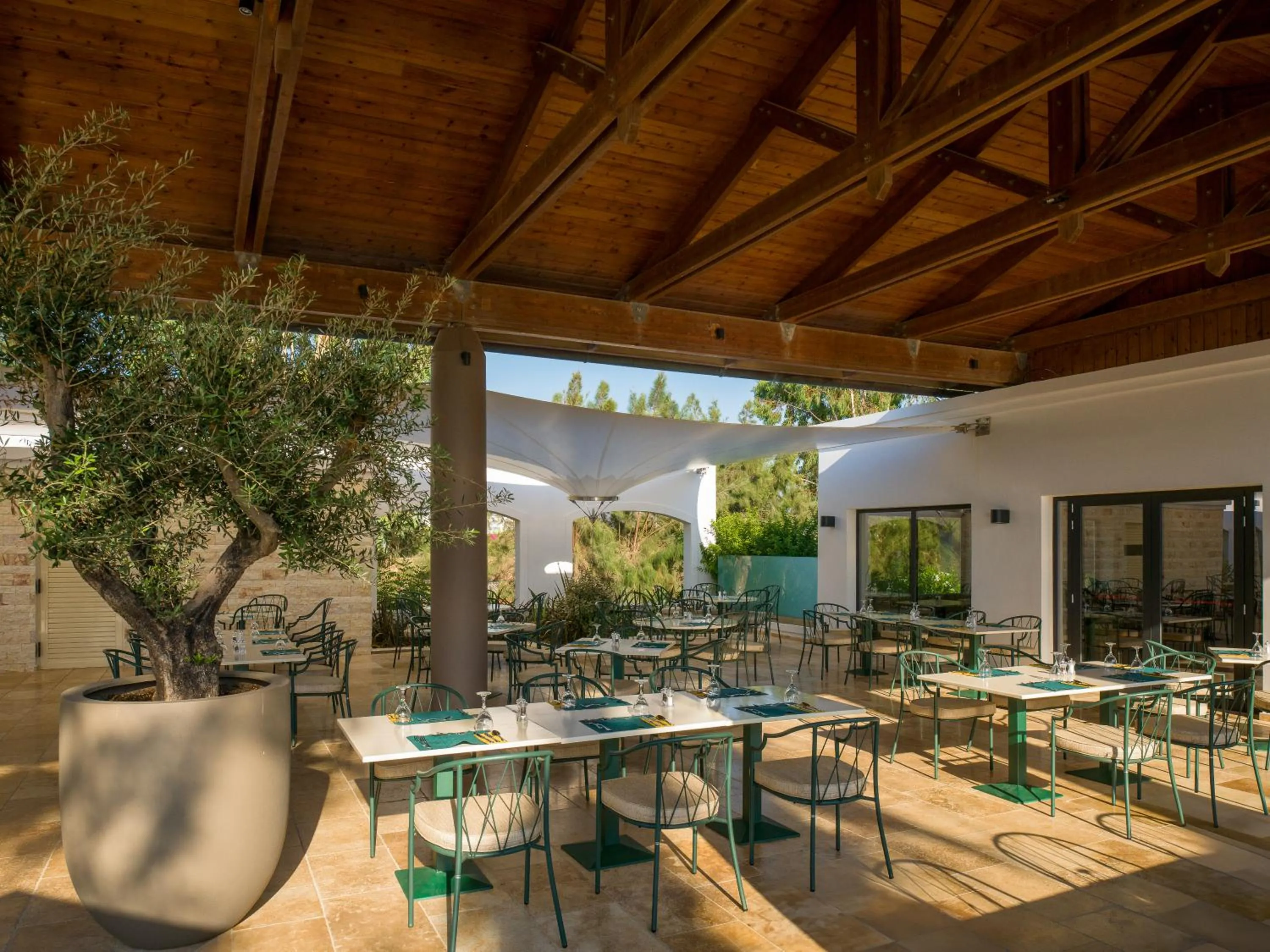 Restaurant/places to eat in Neptune Luxury Resort