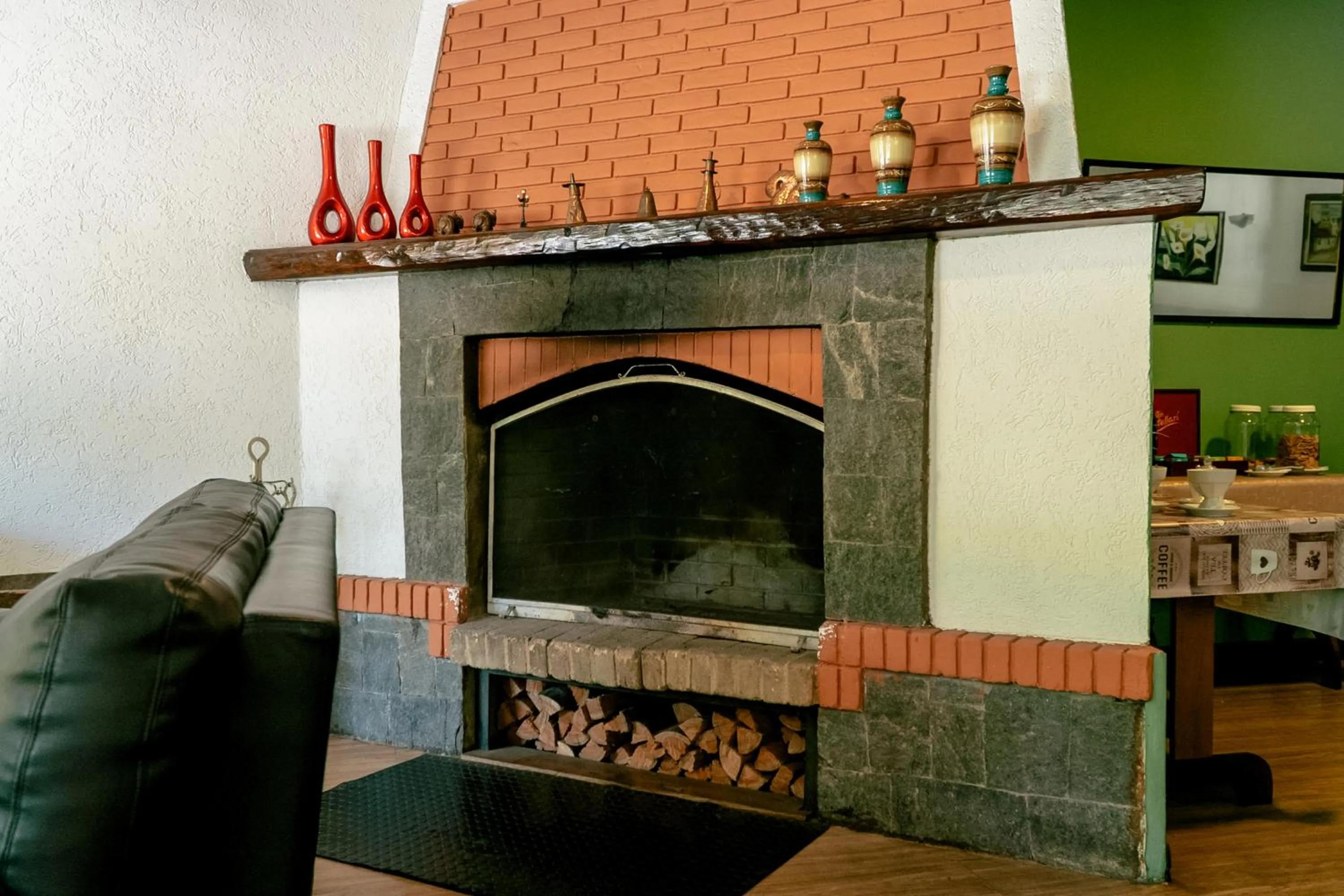 fireplace in Hotel Geneve - 2km do Capivari