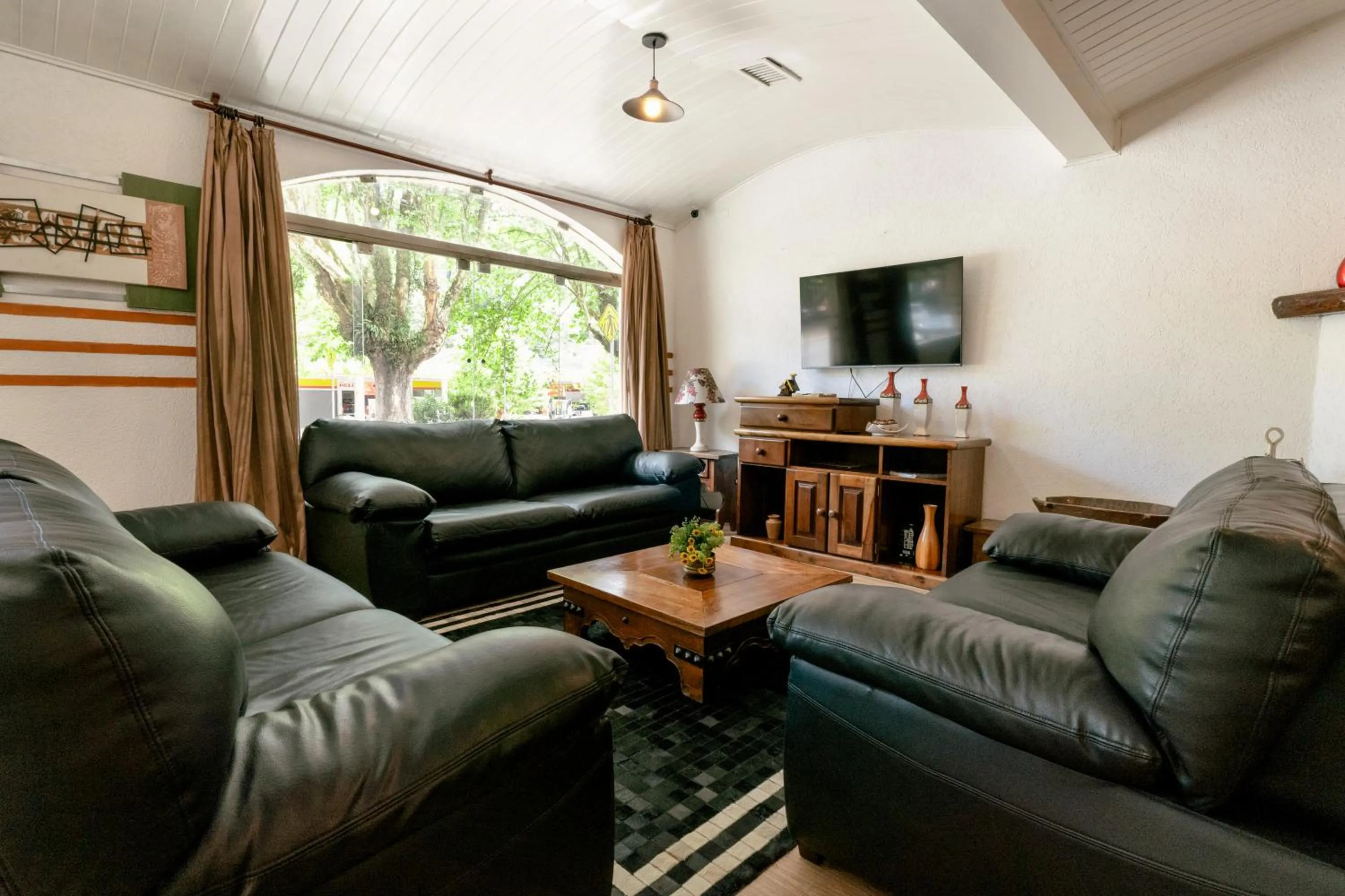 Communal lounge/ TV room in Hotel Geneve - 2km do Capivari