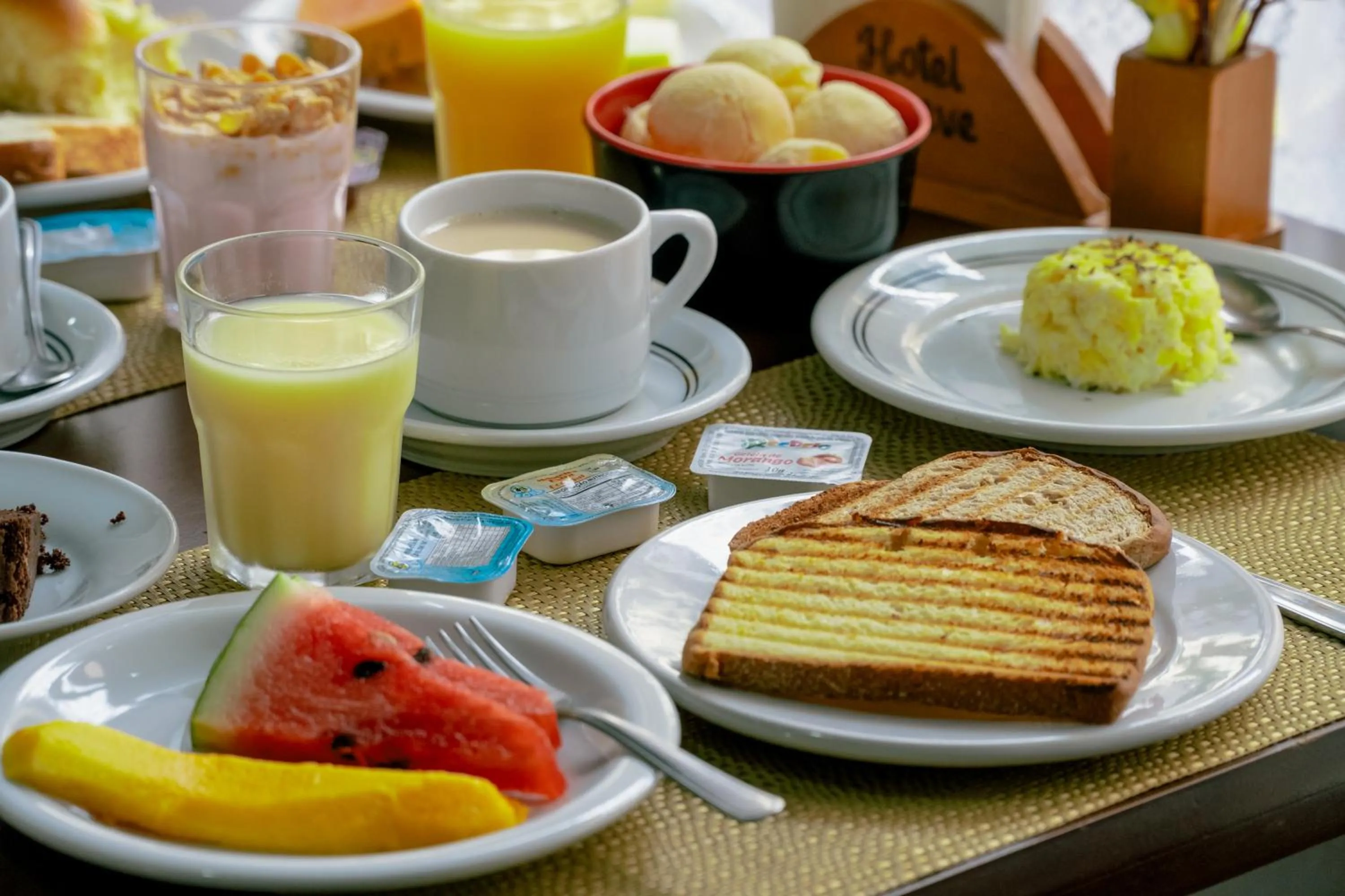 Breakfast in Hotel Geneve - 2km do Capivari