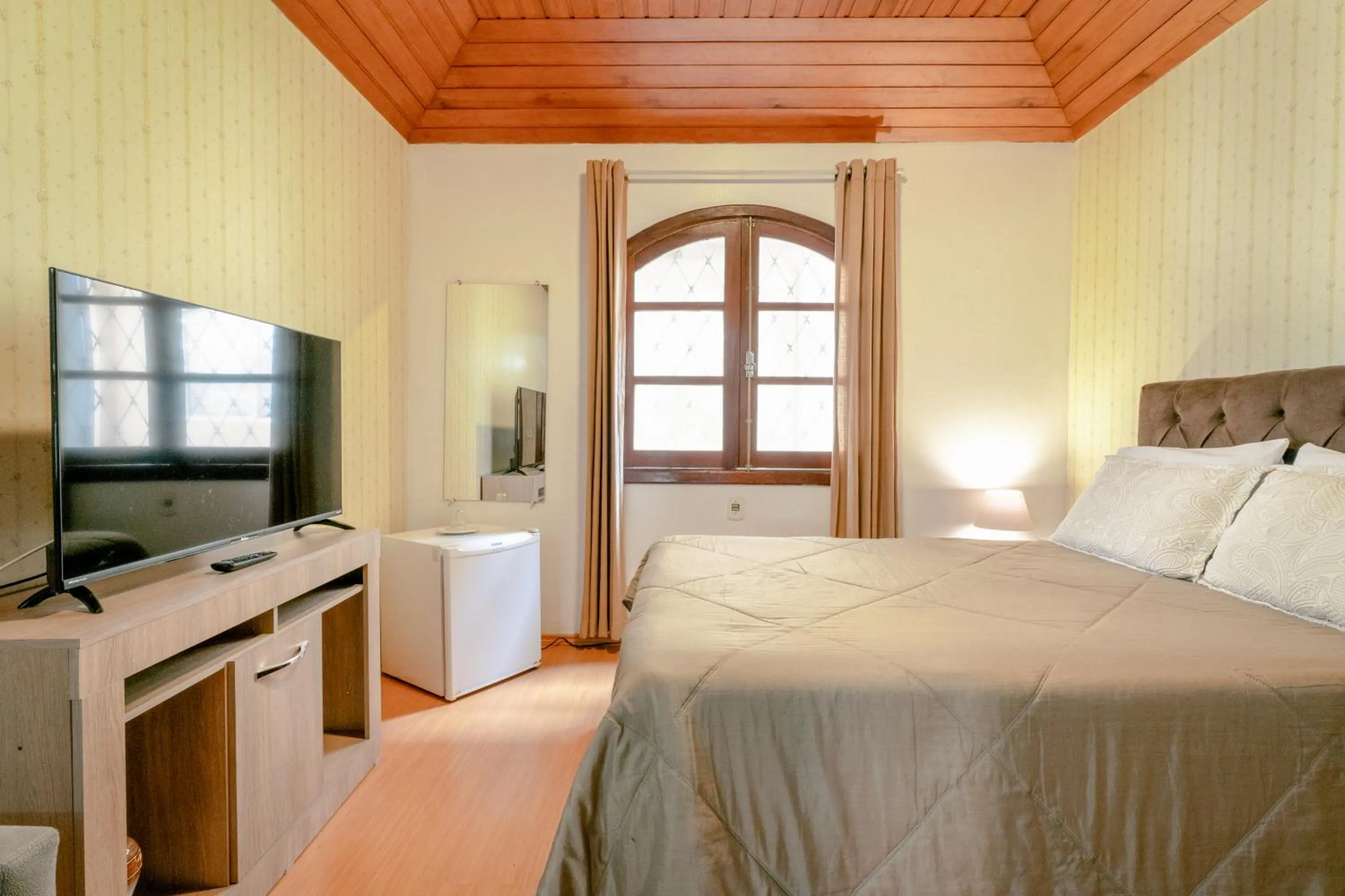 Bed in Hotel Geneve - 2km do Capivari