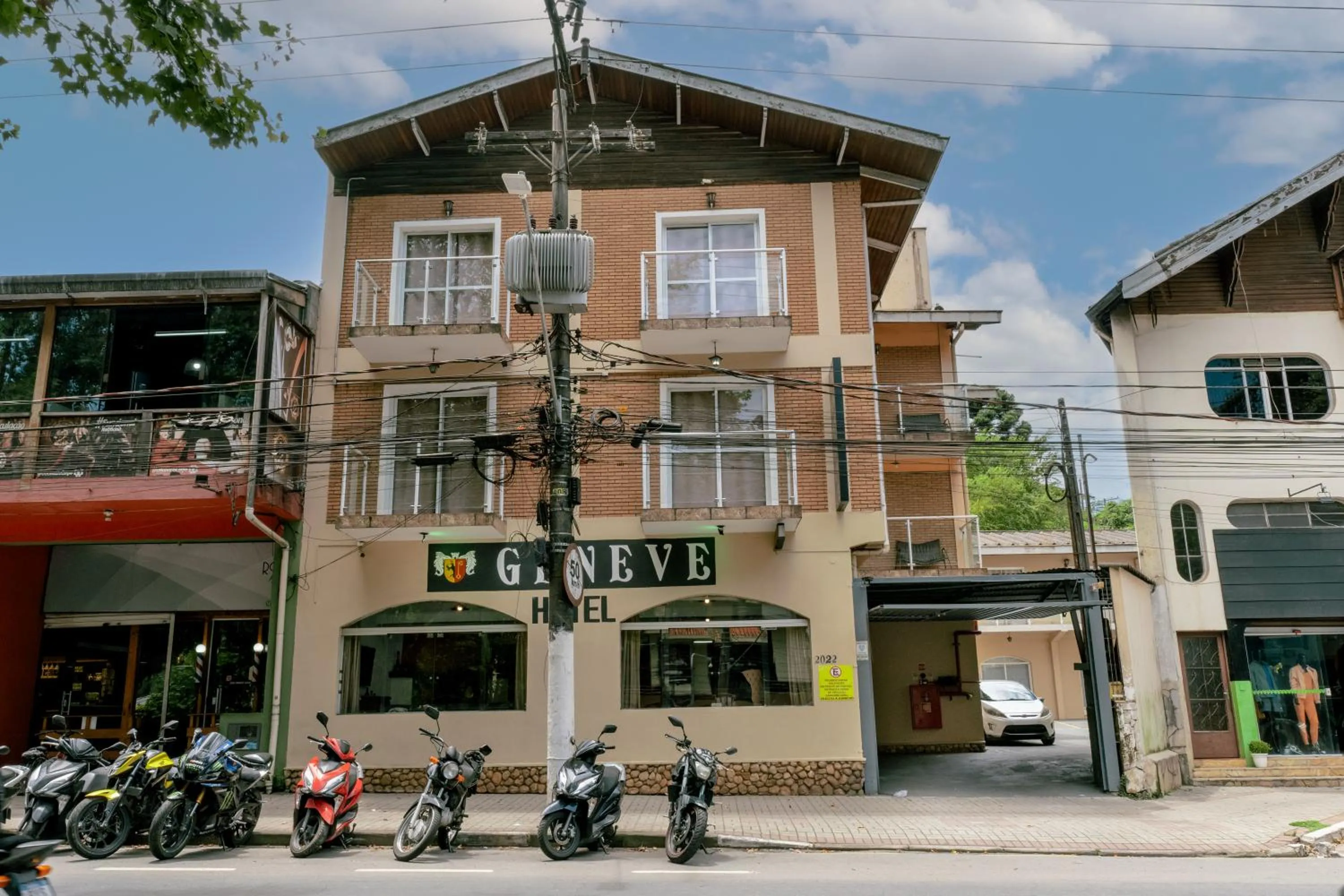 Property building in Hotel Geneve - 2km do Capivari