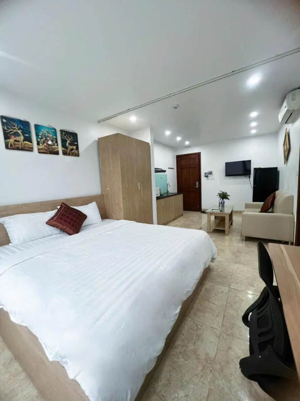 Communal lounge/ TV room, Bed in Saluxhotel&Apartment 2