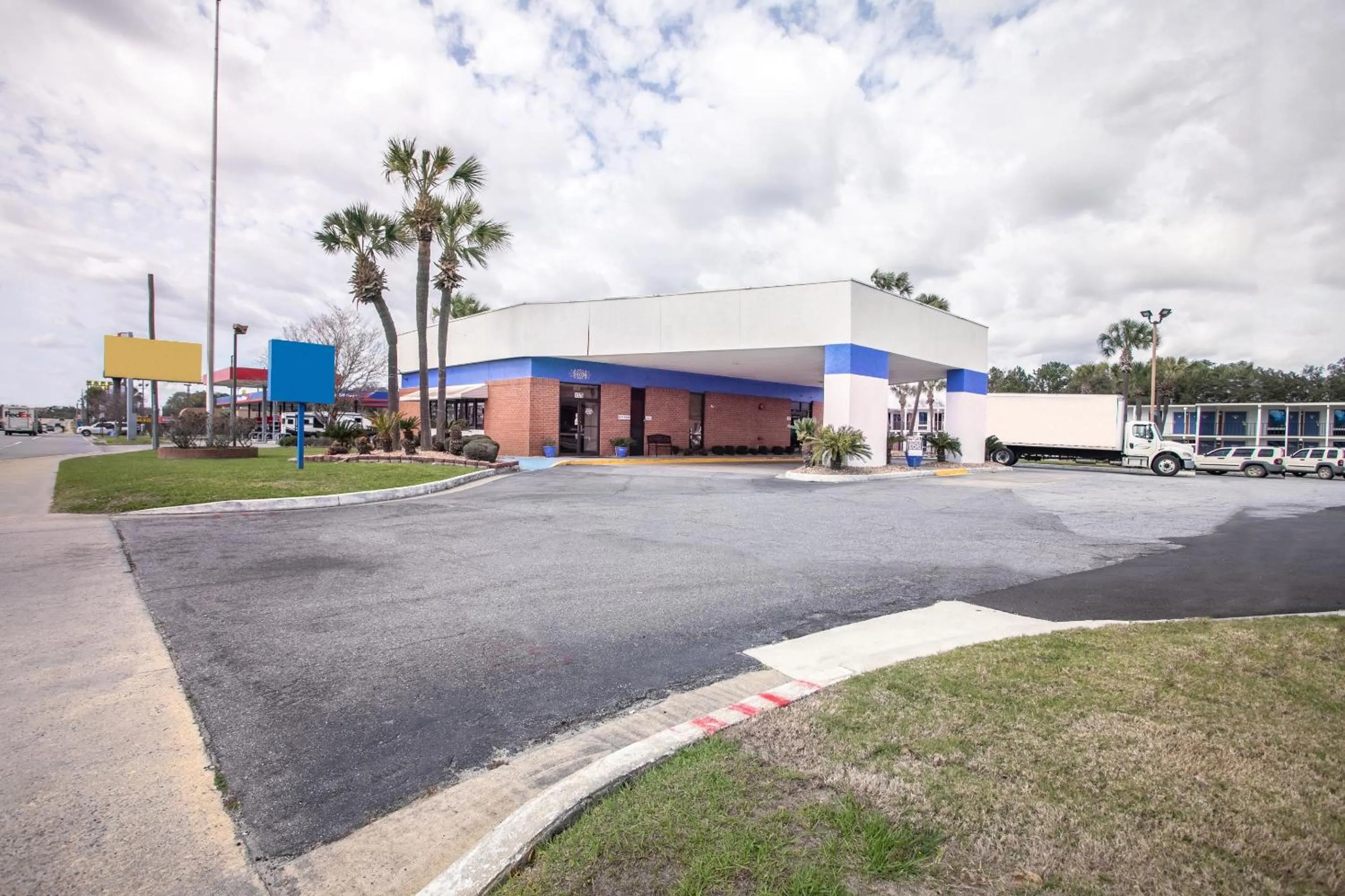 Facade/entrance in OYO Hotel Lake Park-Valdosta I-75