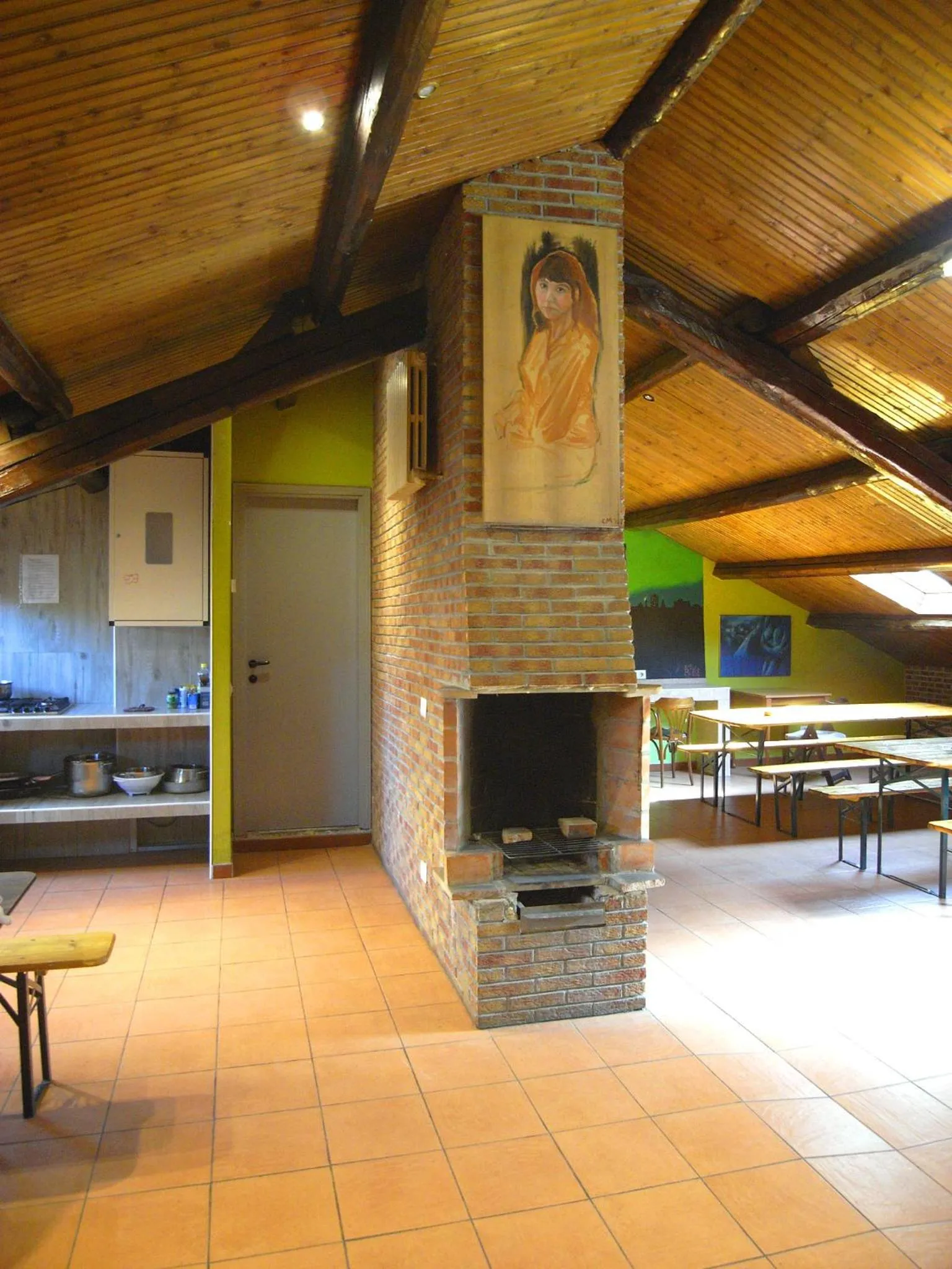 Communal lounge/ TV room, Kitchen/Kitchenette in Hostel California