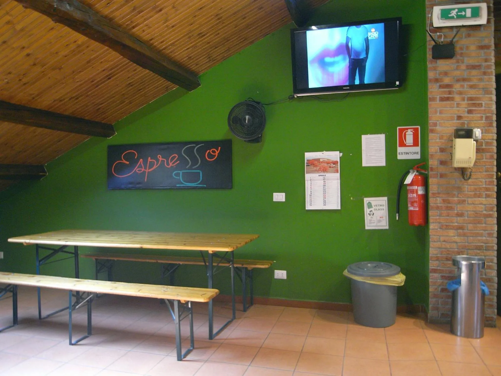 Communal lounge/ TV room, TV/Entertainment Center in Hostel California