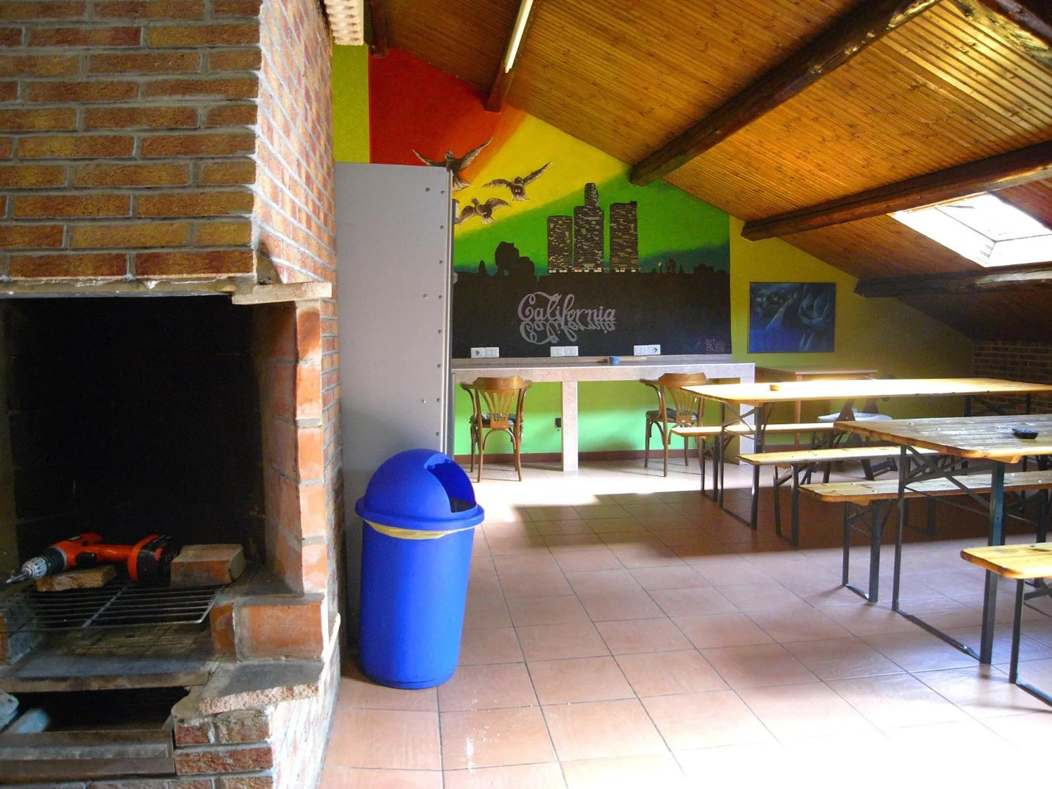 Communal lounge/ TV room in Hostel California