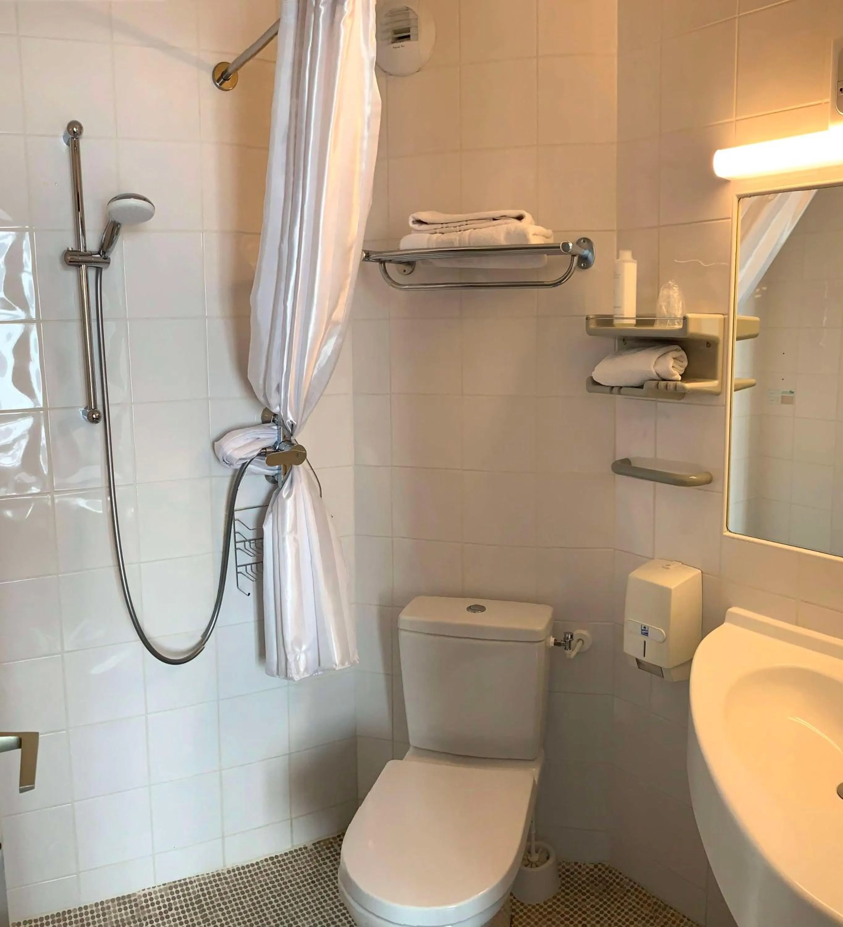 Bathroom in Brit Hotel Suisse et Bordeaux - Centre Gare