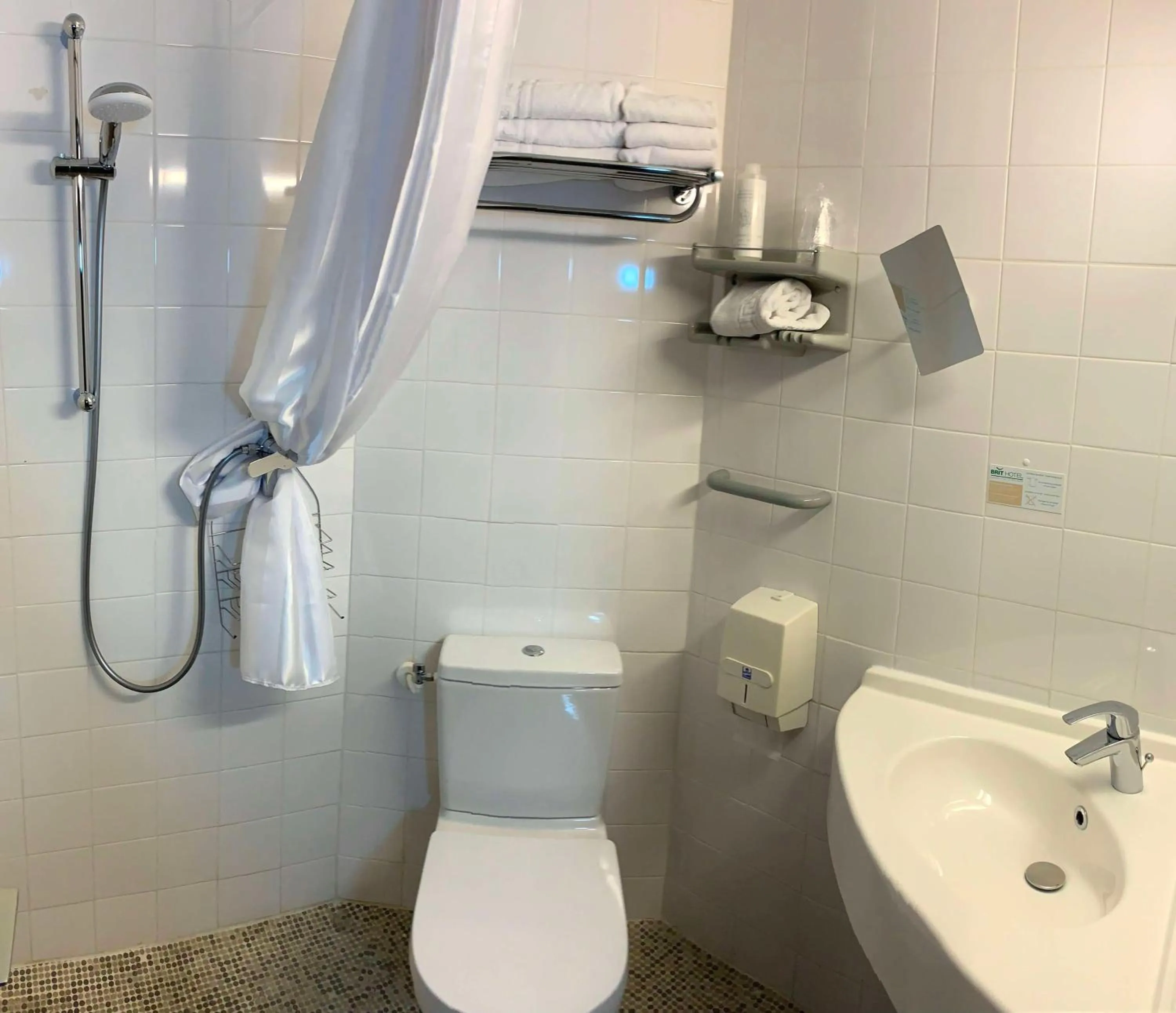 Bathroom in Brit Hotel Suisse et Bordeaux - Centre Gare