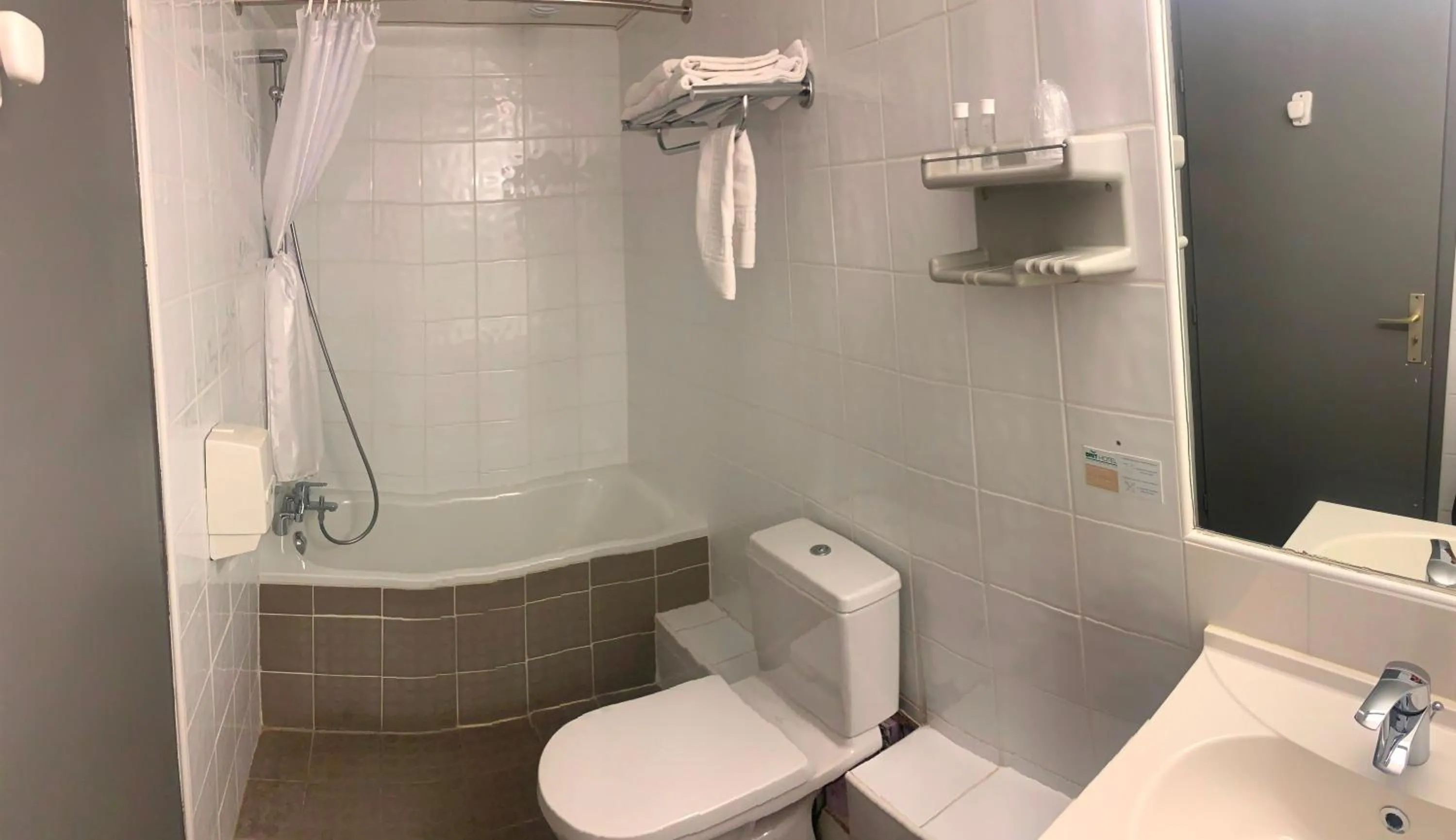 Bathroom in Brit Hotel Suisse et Bordeaux - Centre Gare