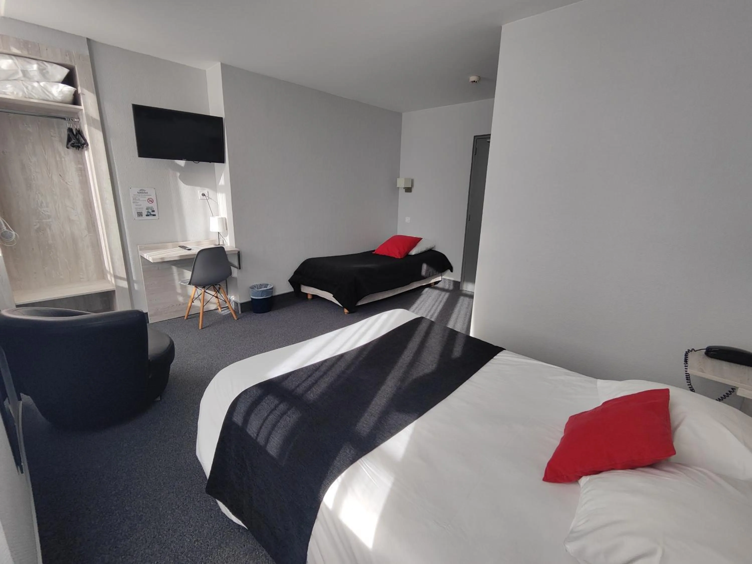 Bed in Brit Hotel Suisse et Bordeaux - Centre Gare