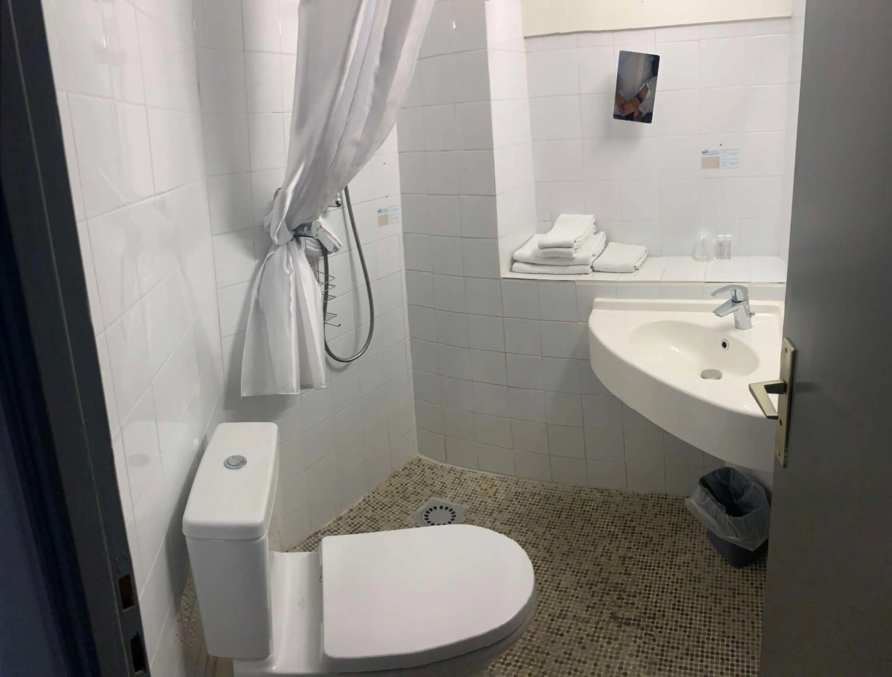 Bathroom in Brit Hotel Suisse et Bordeaux - Centre Gare