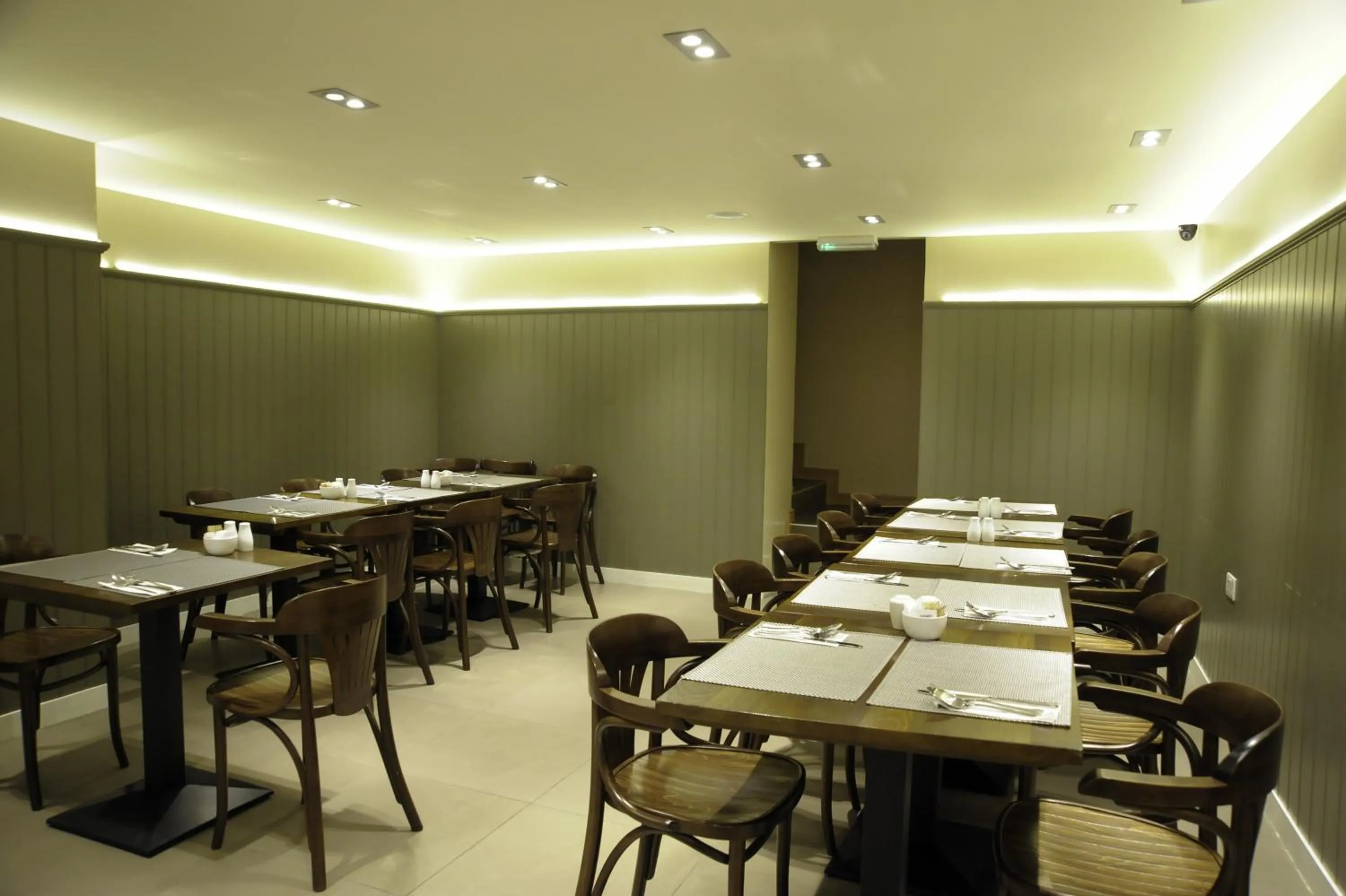 Restaurant/places to eat in Kings Cross Inn Hotel