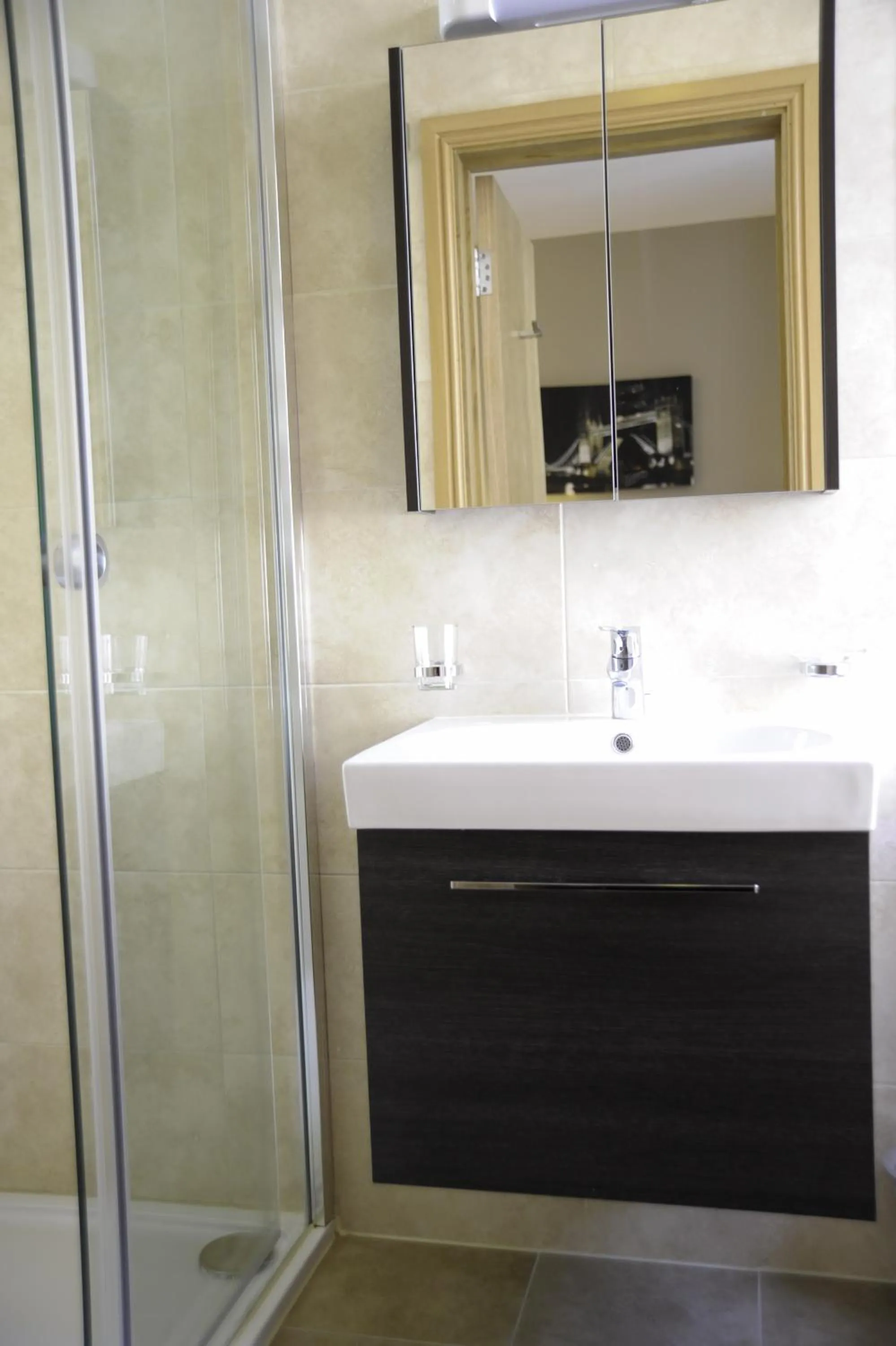 Toilet in Kings Cross Inn Hotel