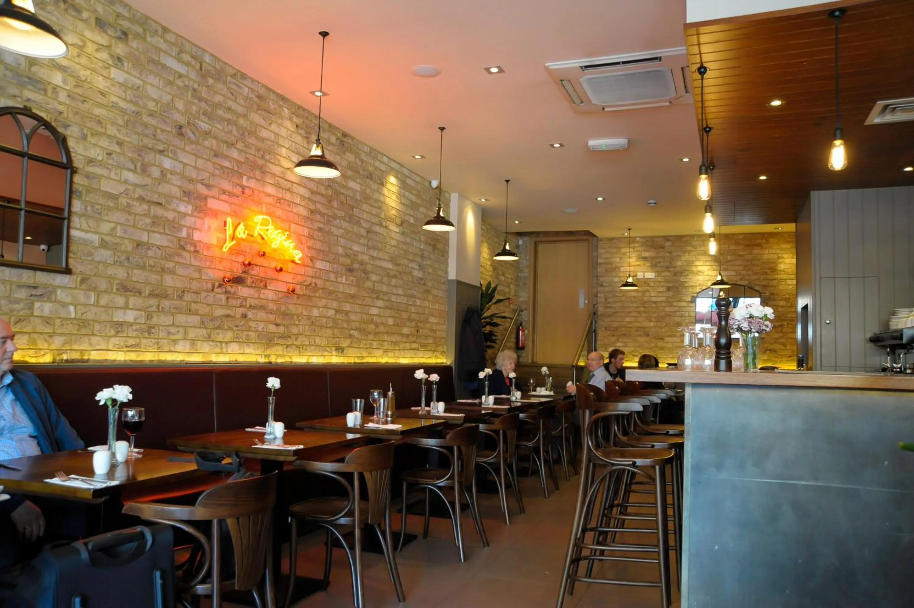 Restaurant/places to eat in Kings Cross Inn Hotel