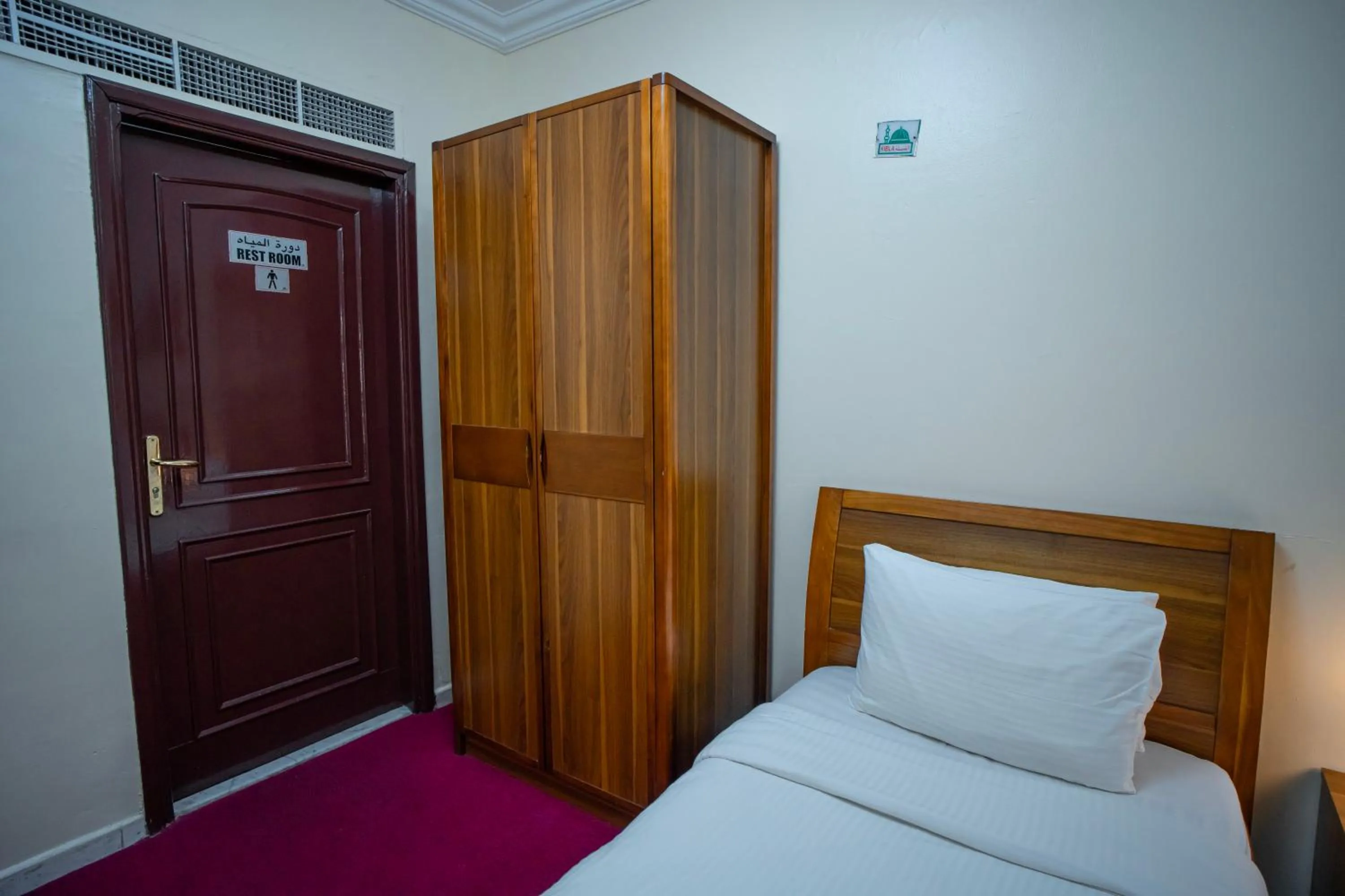 wardrobe, Bed in Al Karnak Hotel