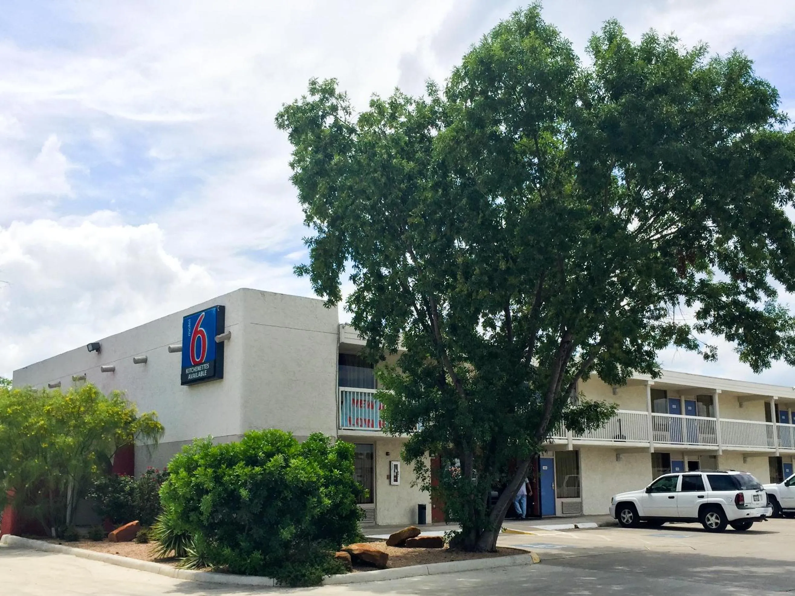 Property building in Motel 6-Uvalde, TX