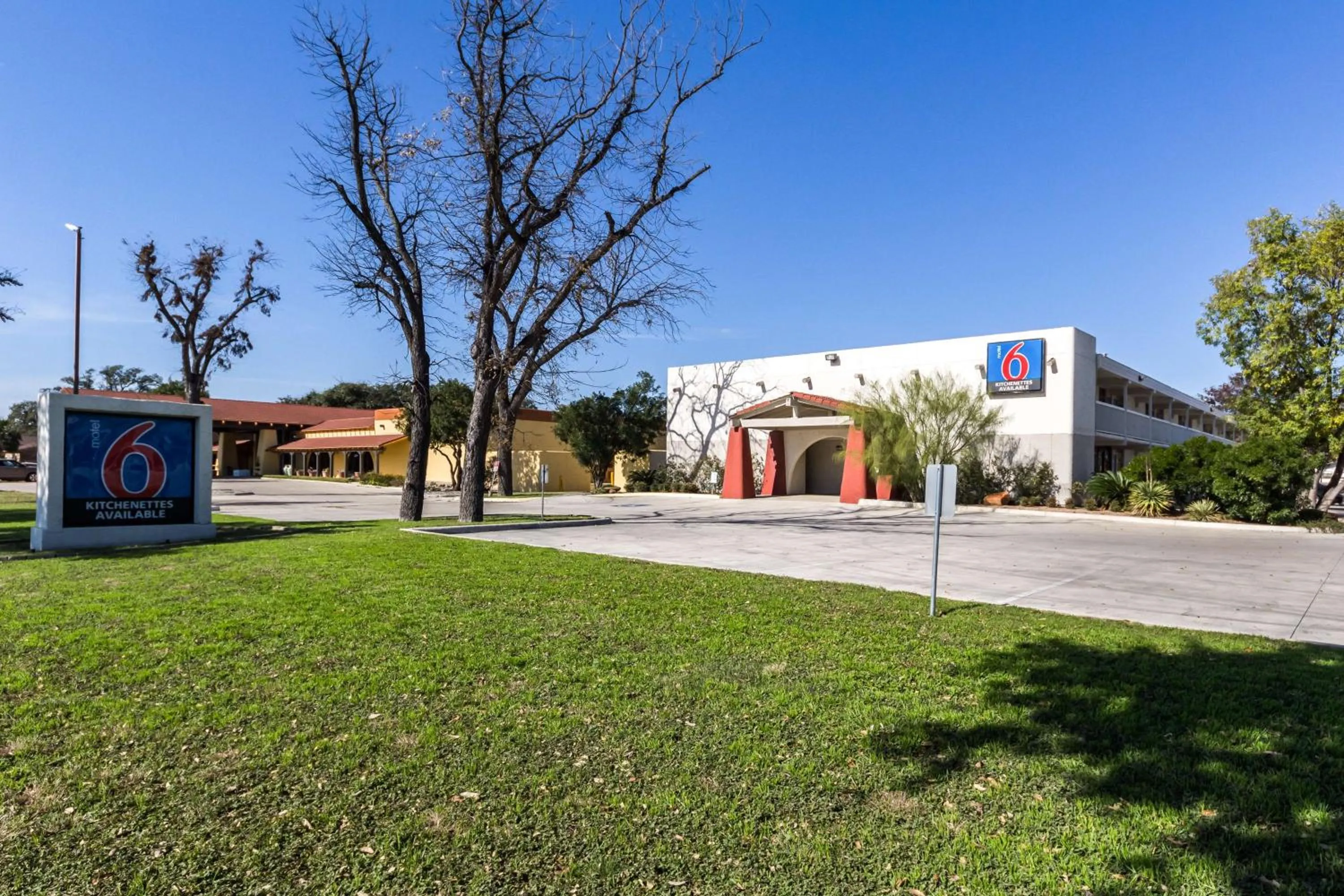Property building in Motel 6-Uvalde, TX