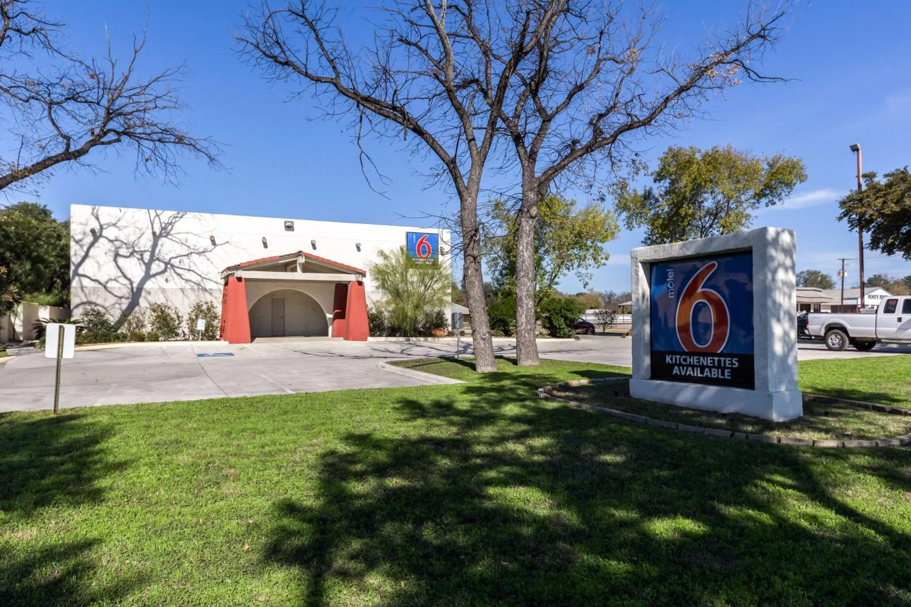 Property building in Motel 6-Uvalde, TX