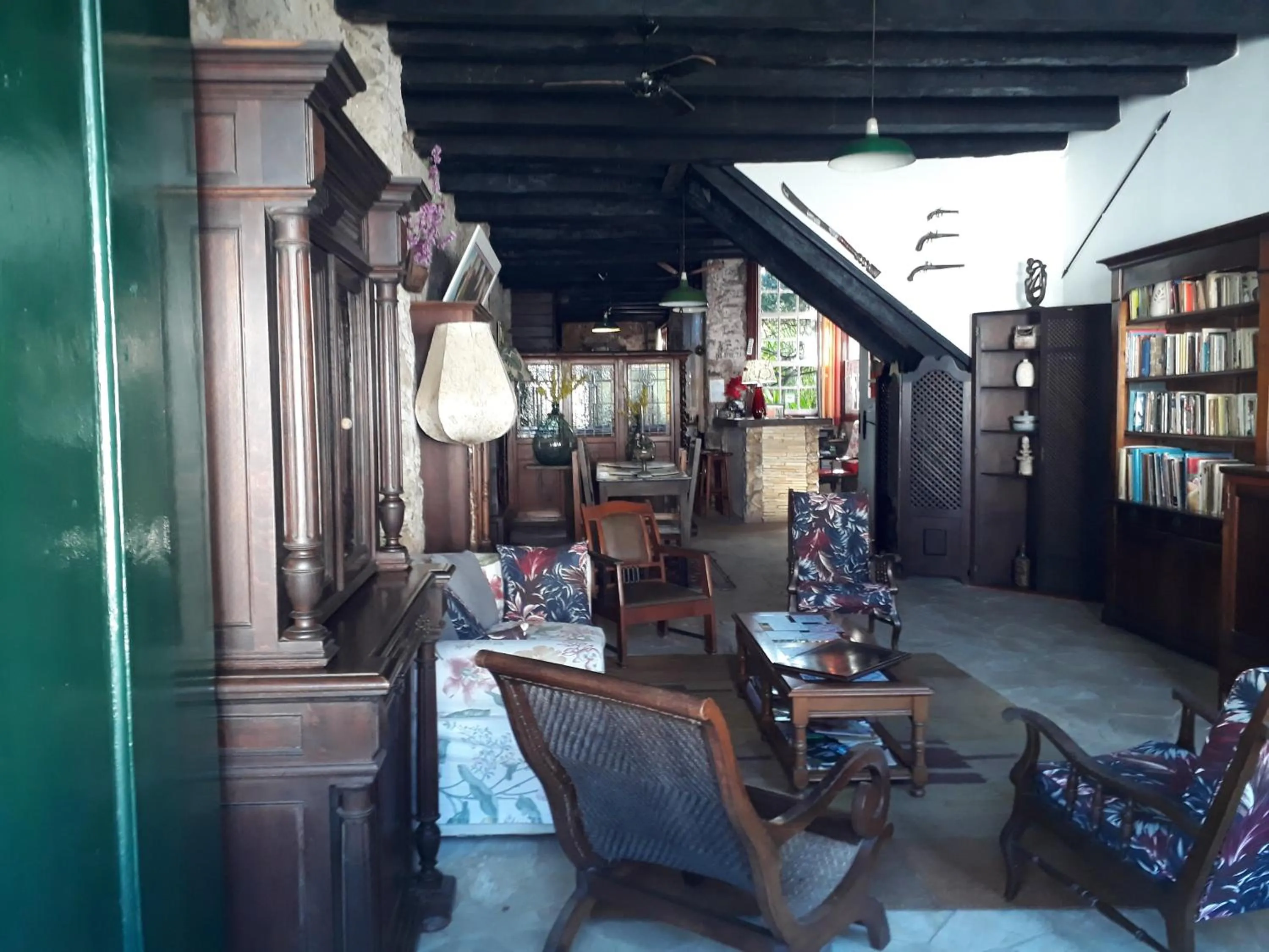 Library in Pousada Arte Colonial - Casarão Histórico do Séc XVIII - Lancha Própria