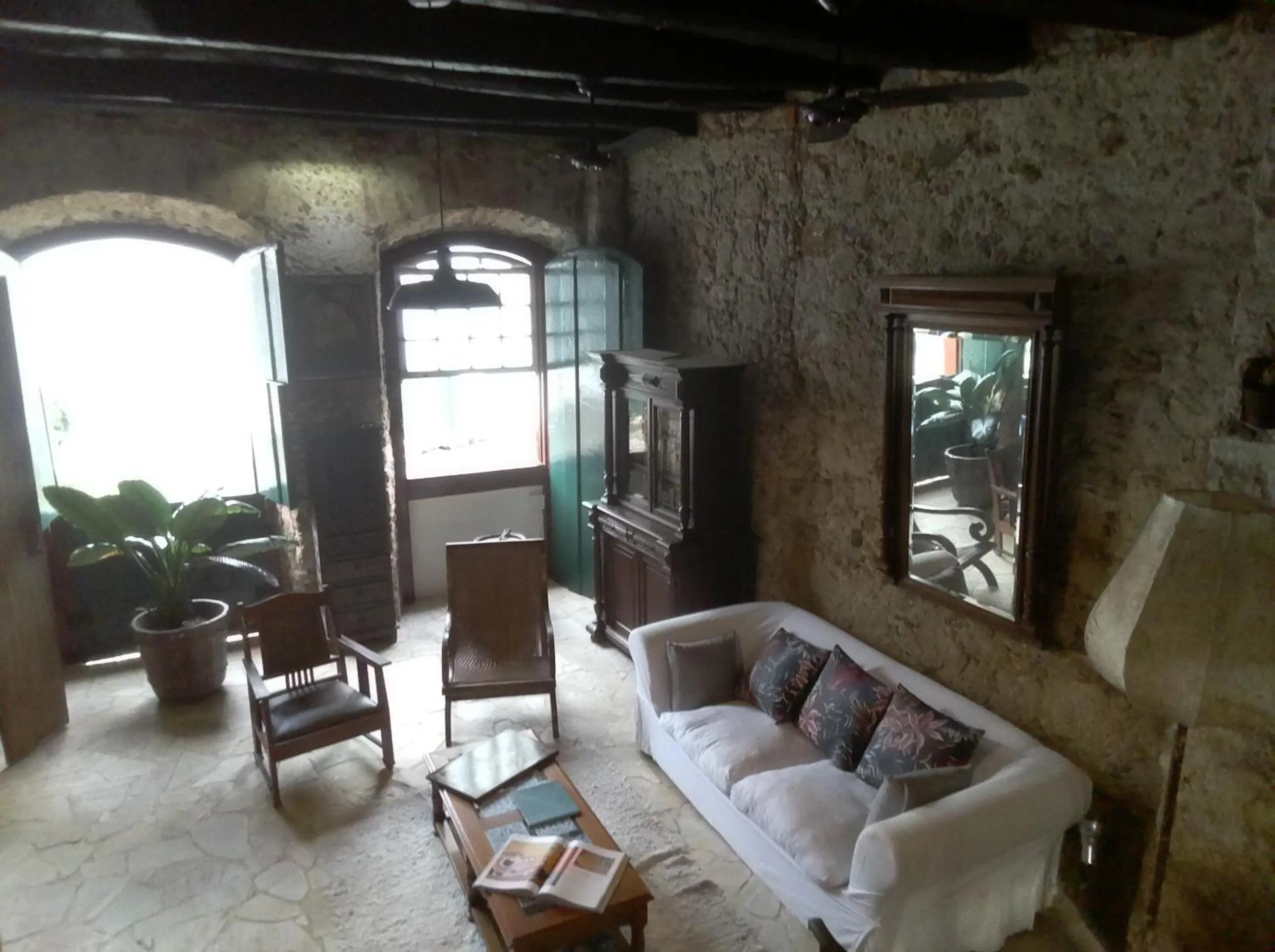 Communal lounge/ TV room in Pousada Arte Colonial - Casarão Histórico do Séc XVIII - Lancha Própria