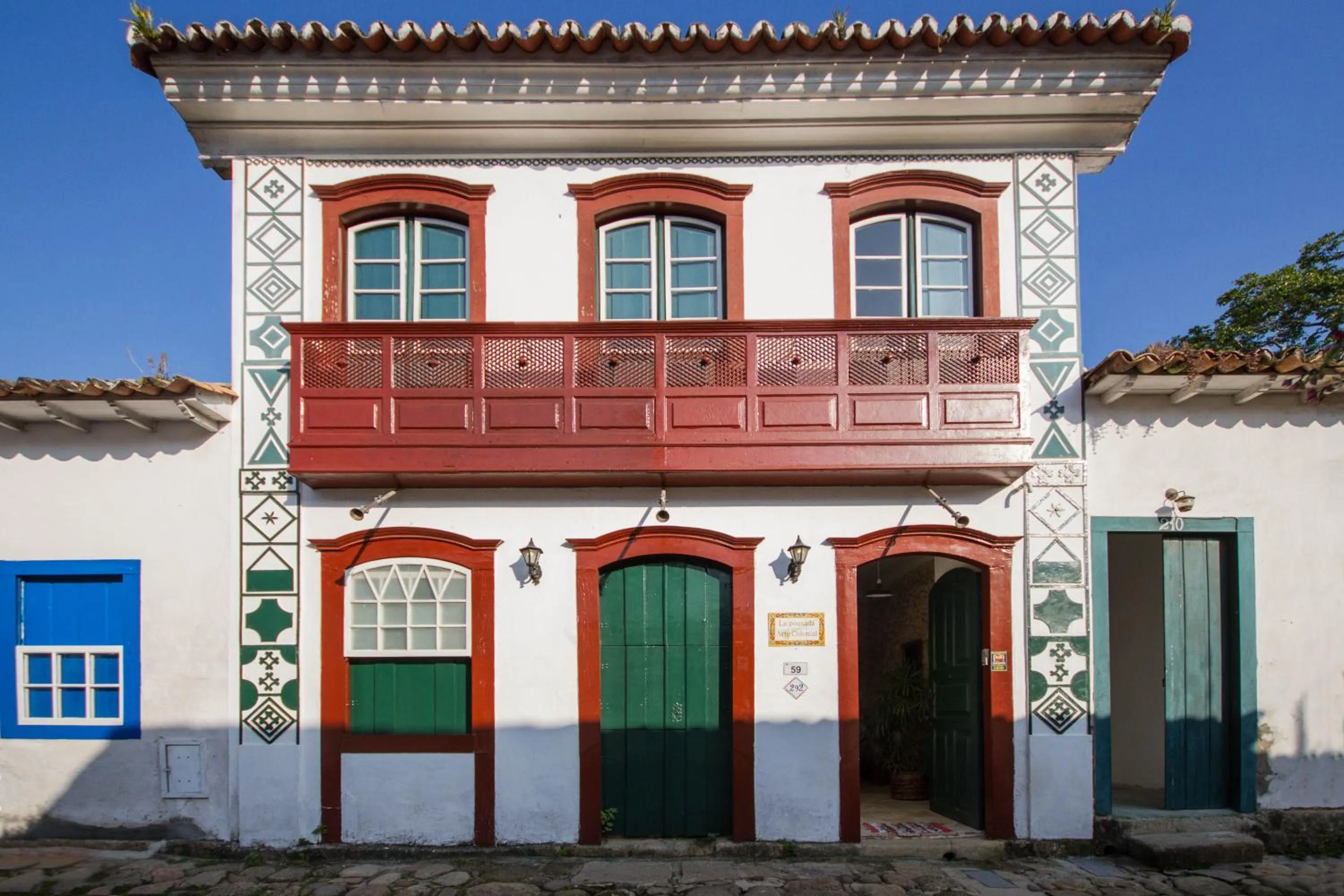 Facade/entrance in Pousada Arte Colonial - Casarão Histórico do Séc XVIII - Lancha Própria