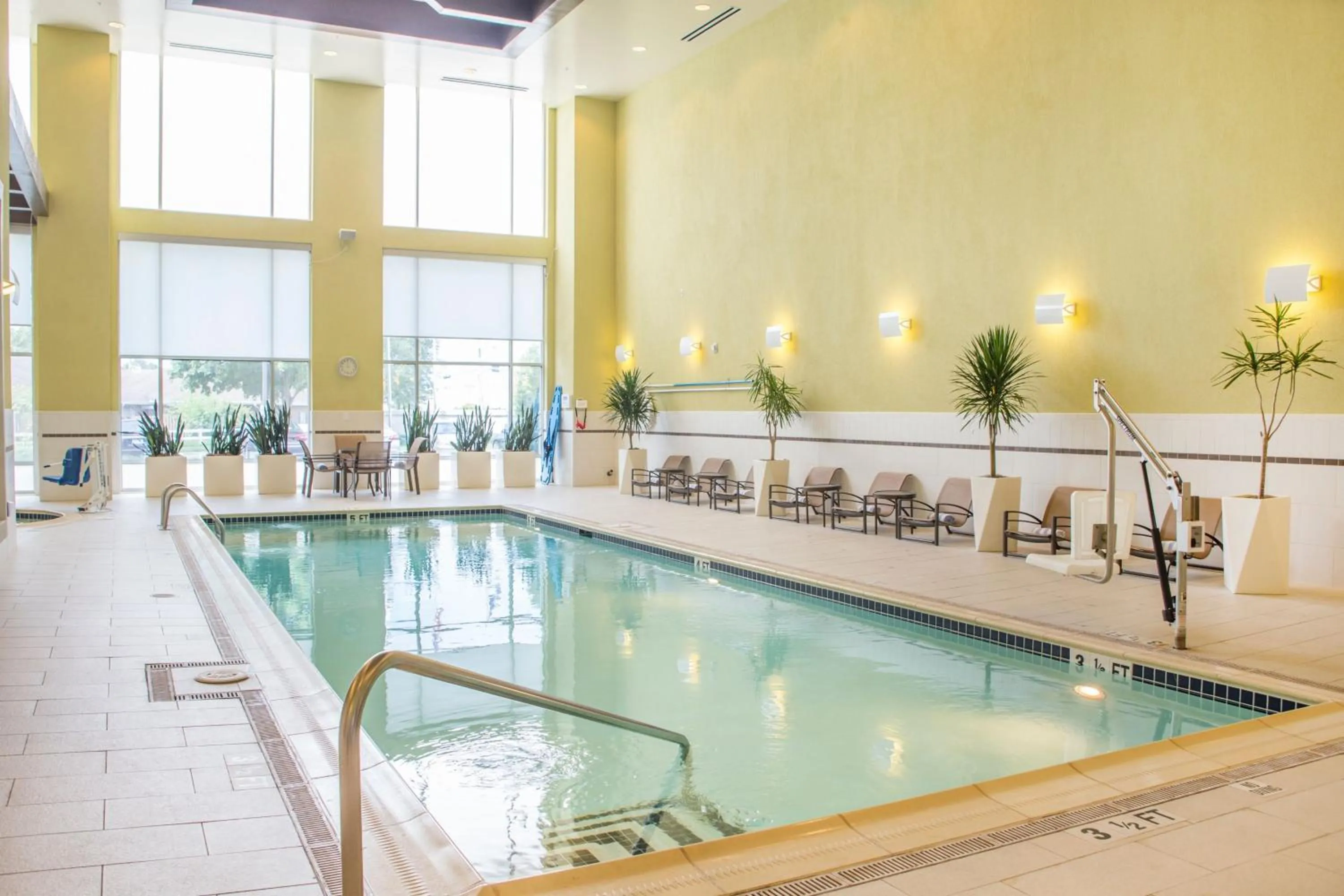 Swimming pool in Louisville Marriott East