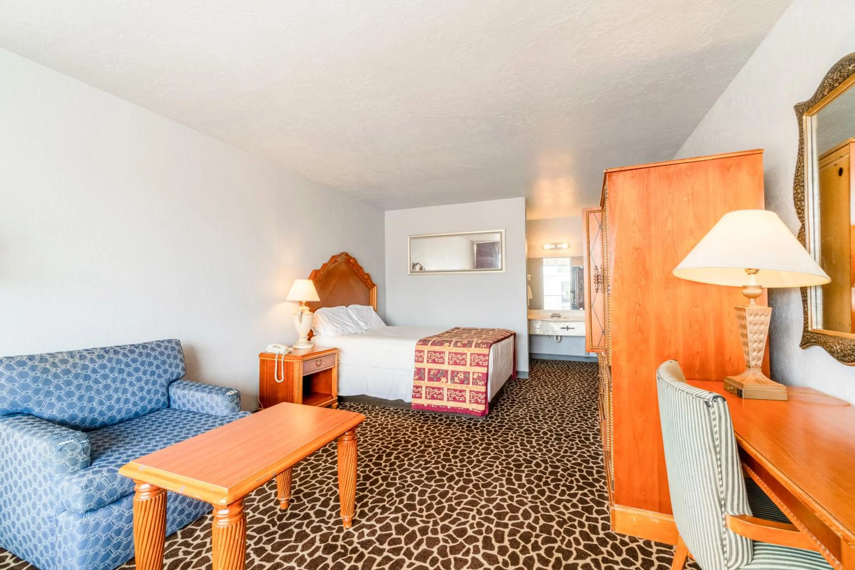 Bedroom in Castle inn & suites by OYO Lawton