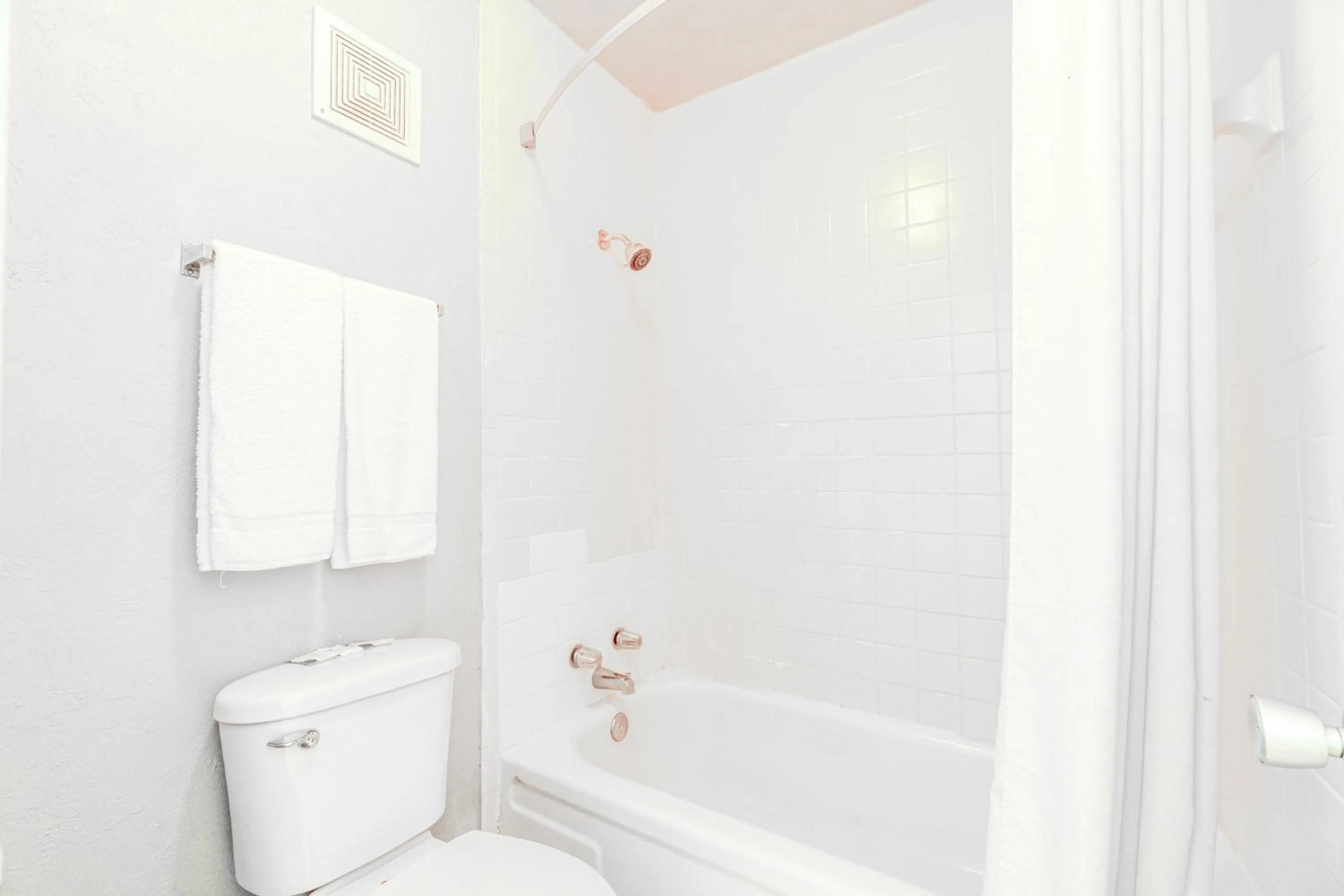 Bathroom in Castle inn & suites by OYO Lawton