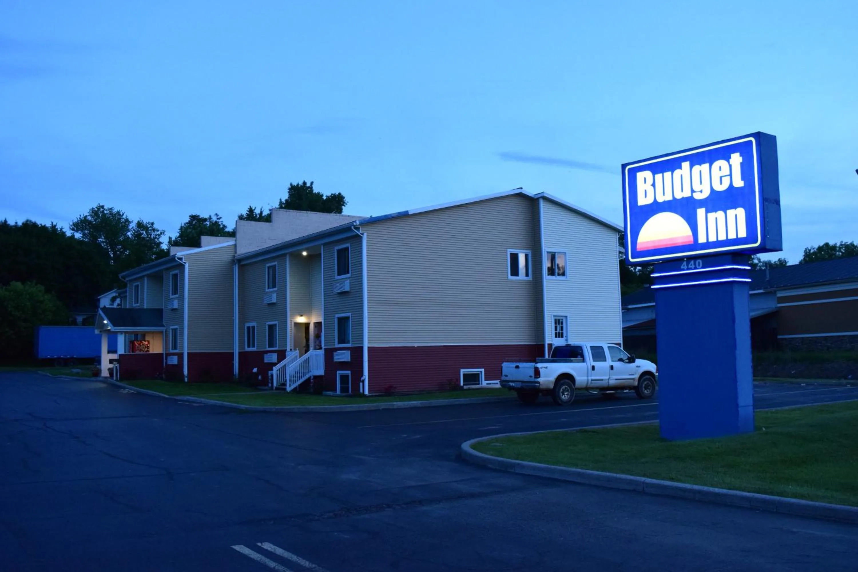 Property building in Budget Inn Ontario
