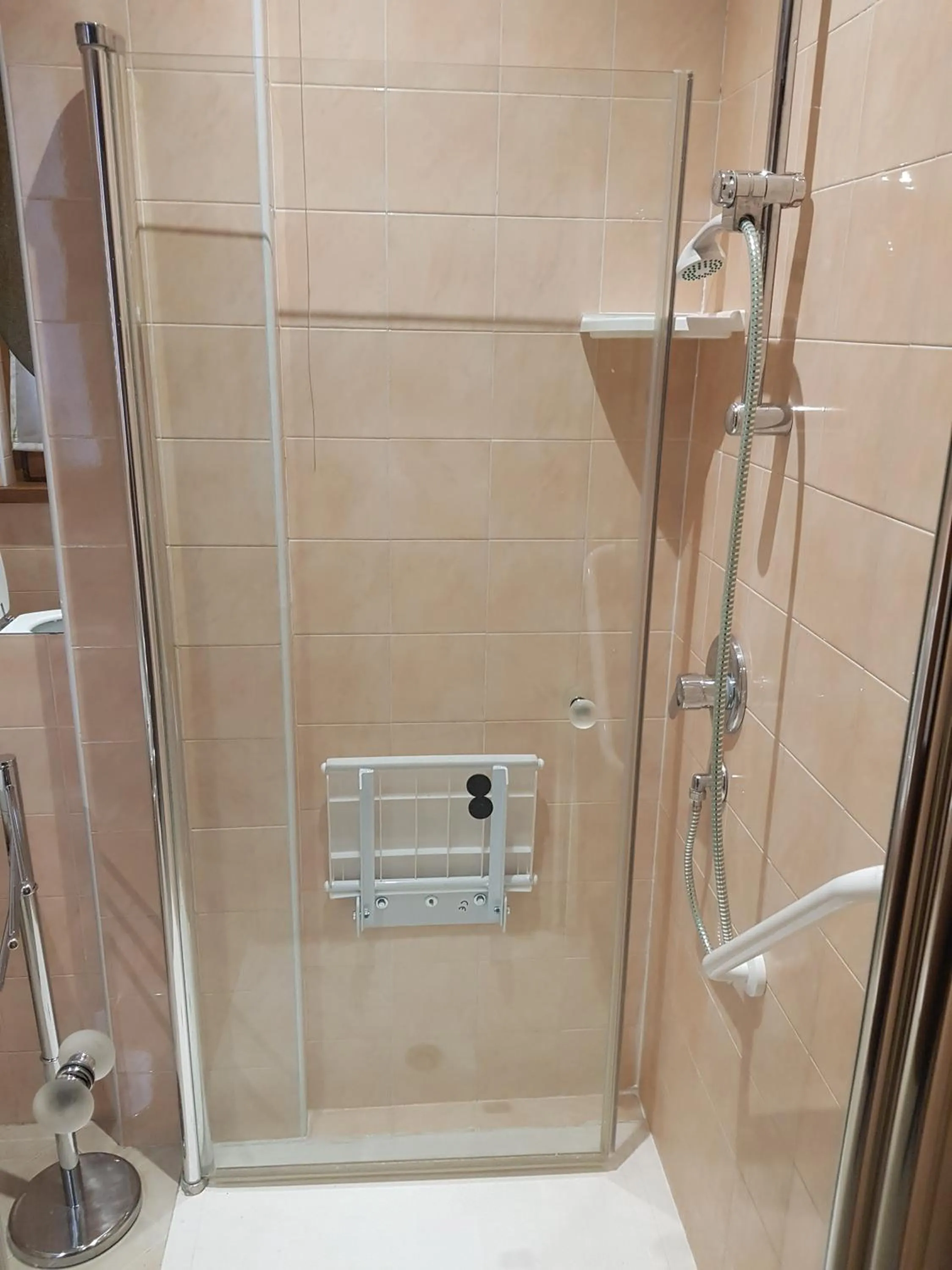 Shower in Hotel Daisy
