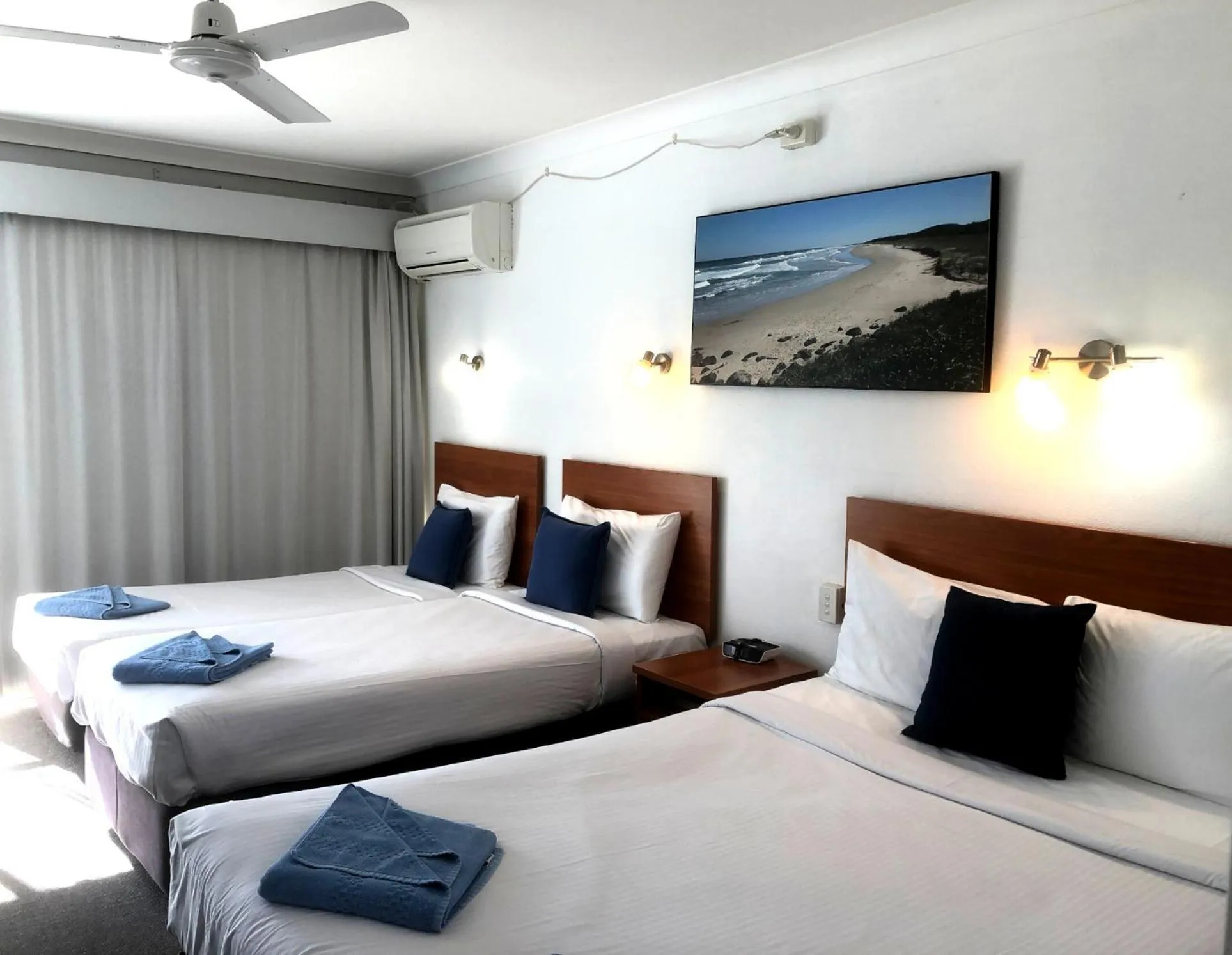 Bed in Port O'Call Motel