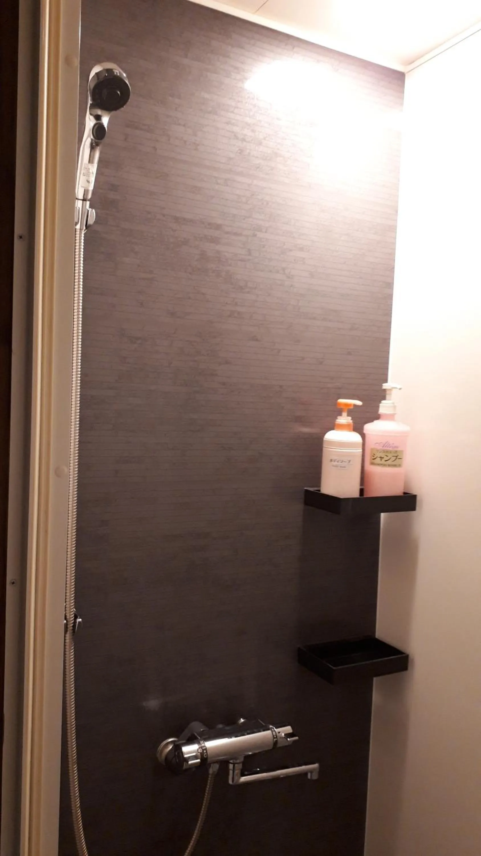 Shower in Bistare Kana