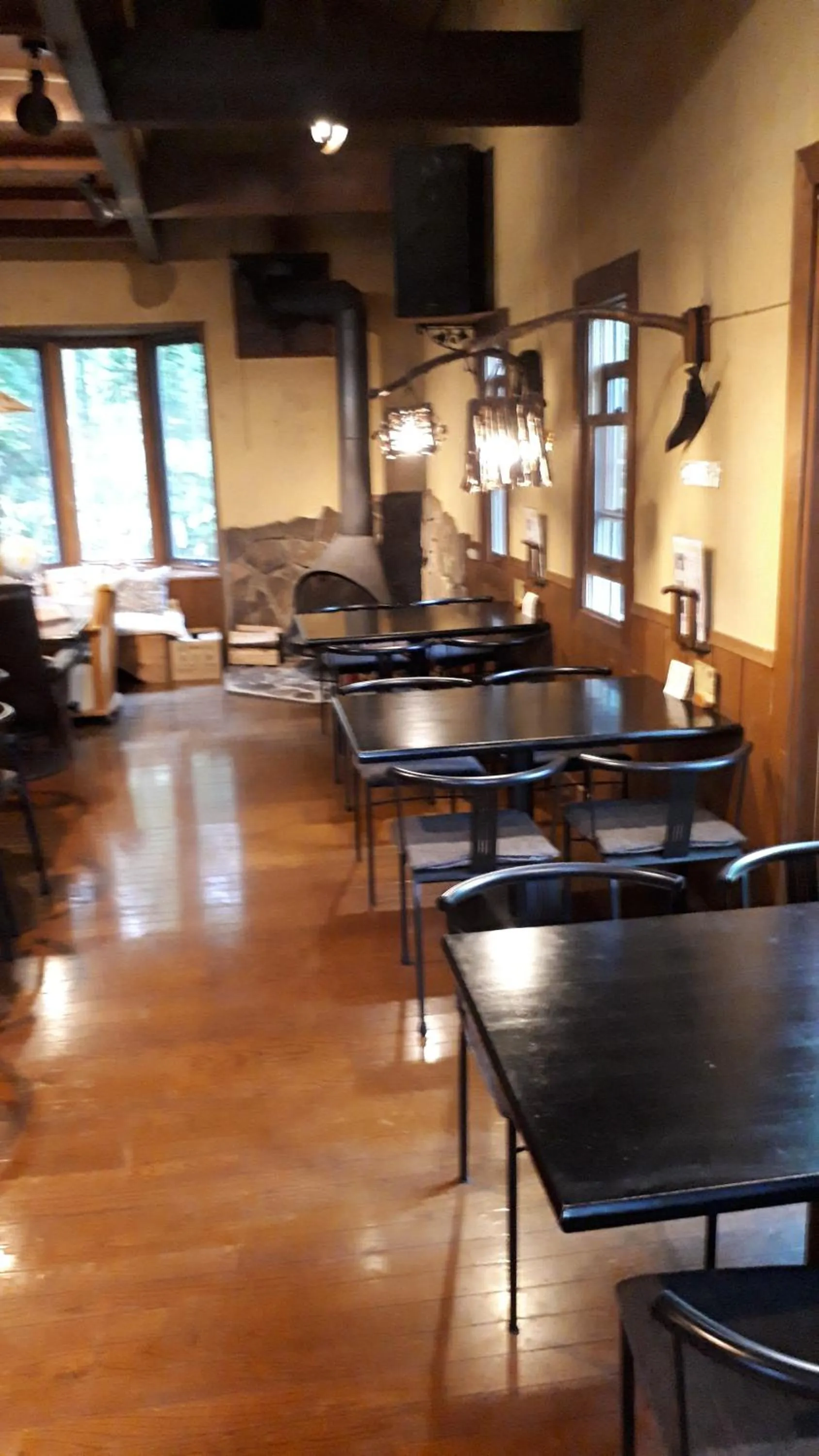 Restaurant/places to eat in Bistare Kana