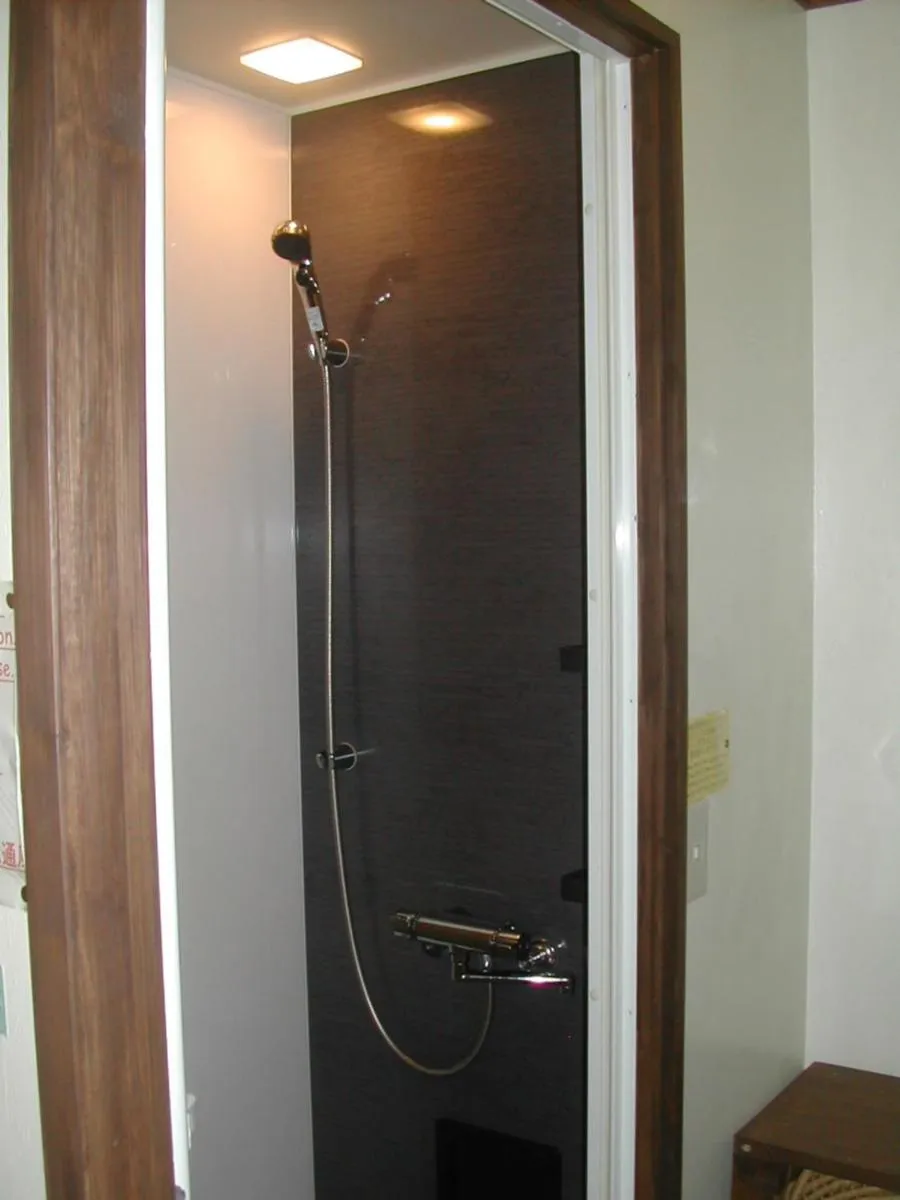 Shower in Bistare Kana