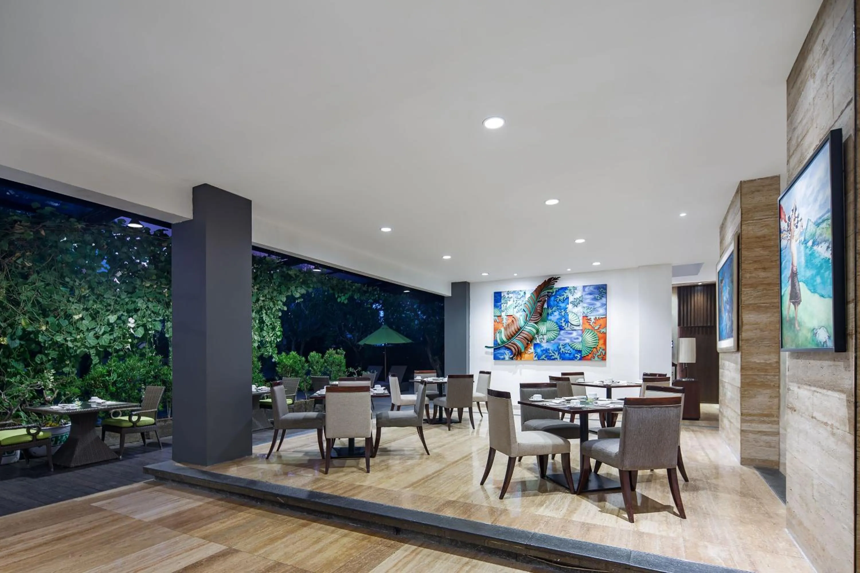 Restaurant/places to eat in Hotel Santika Mataram