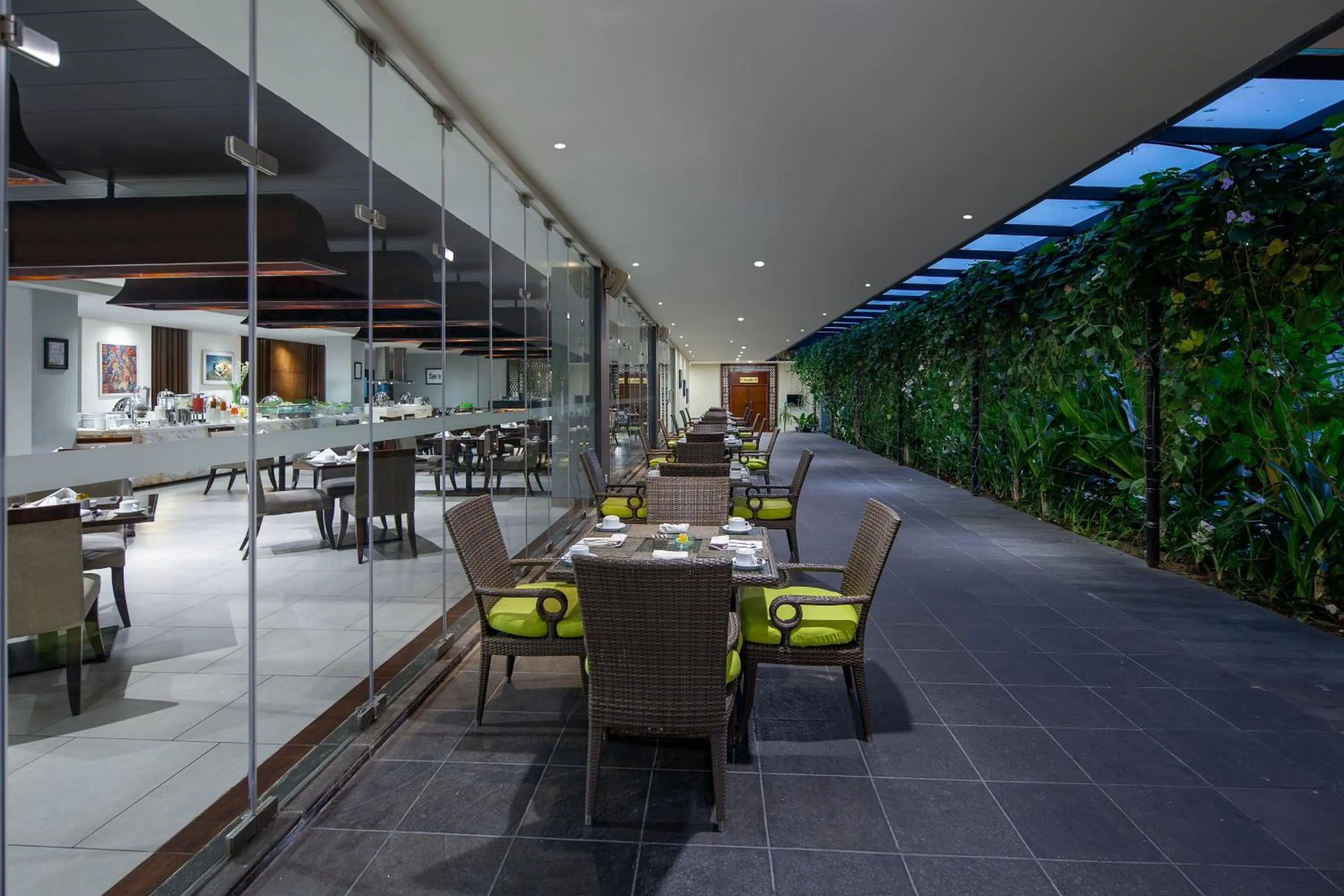 Restaurant/places to eat in Hotel Santika Mataram